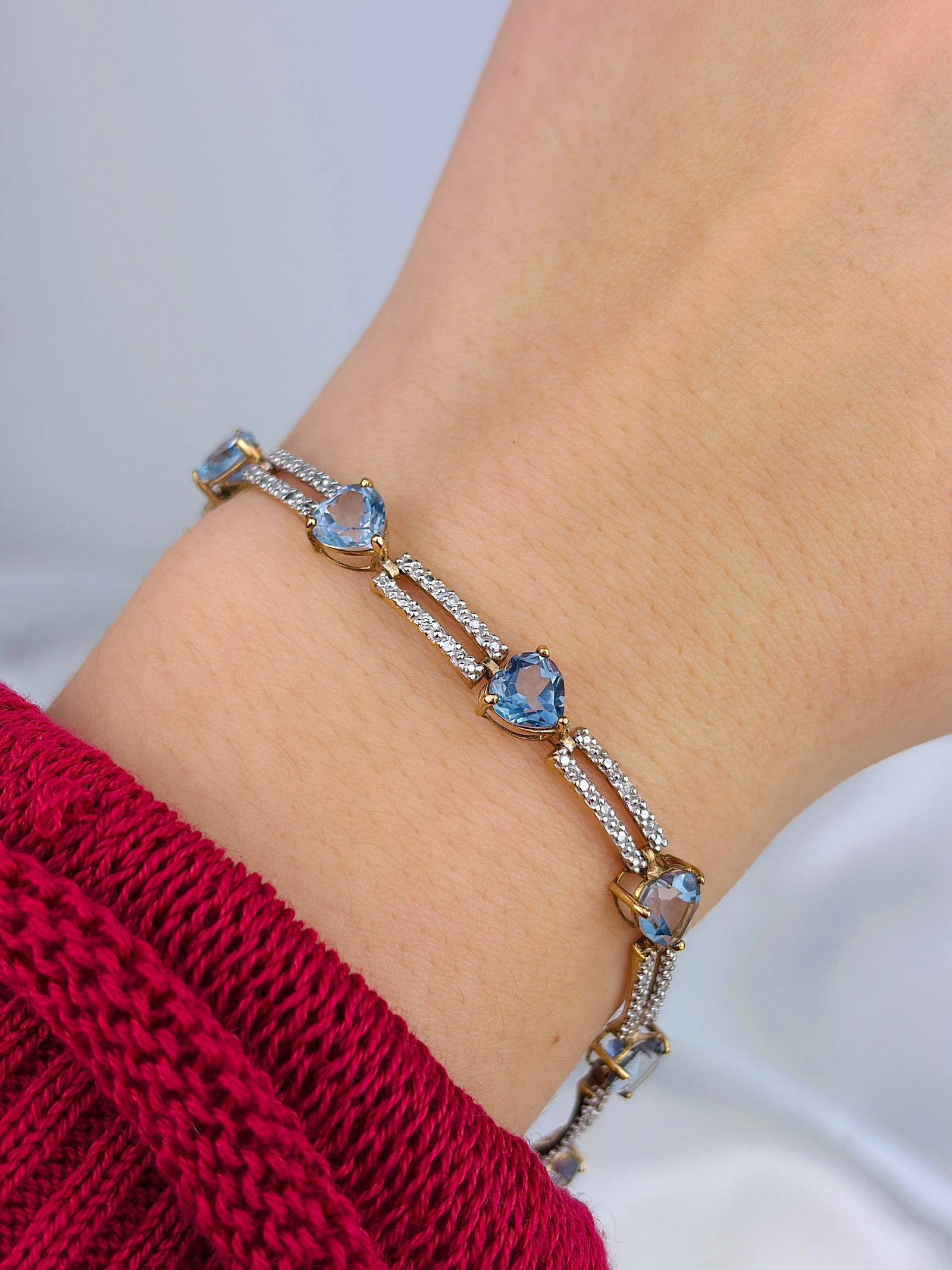 VINTAGE 9CT YELLOW AND WHITE GOLD BLUE TOPAZ HEART BRACELET - 6