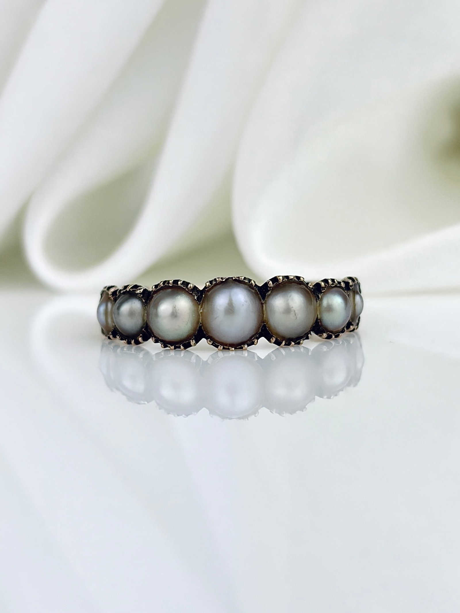 ANTIQUE GEORGIAN PEARL HALF HOOP RING IN GOLD: ANTIQUE GEORGIAN PEARL HALF HOOP RING IN GOLD