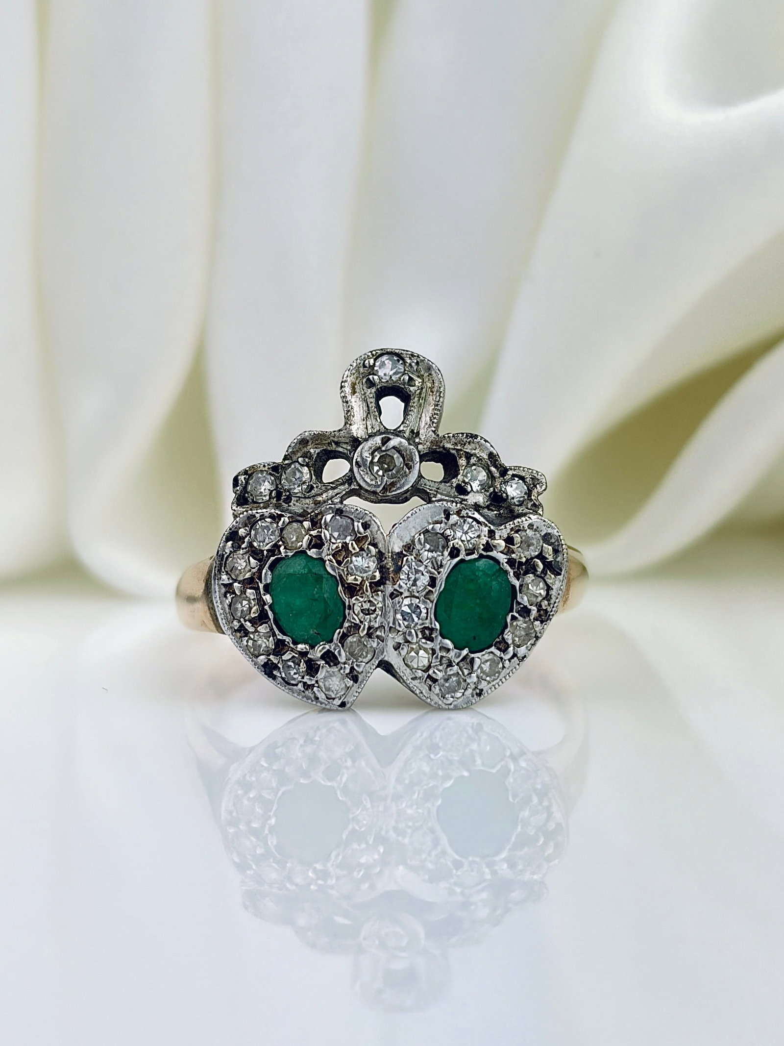 VINTAGE C.1983 9CT GOLD EMERALD AND DIAMOND DOUBLE HEART RING: VINTAGE C.1983 9CT GOLD EMERALD AND DIAMOND DOUBLE HEART RING A gorgeous style popularised in the victorian era!