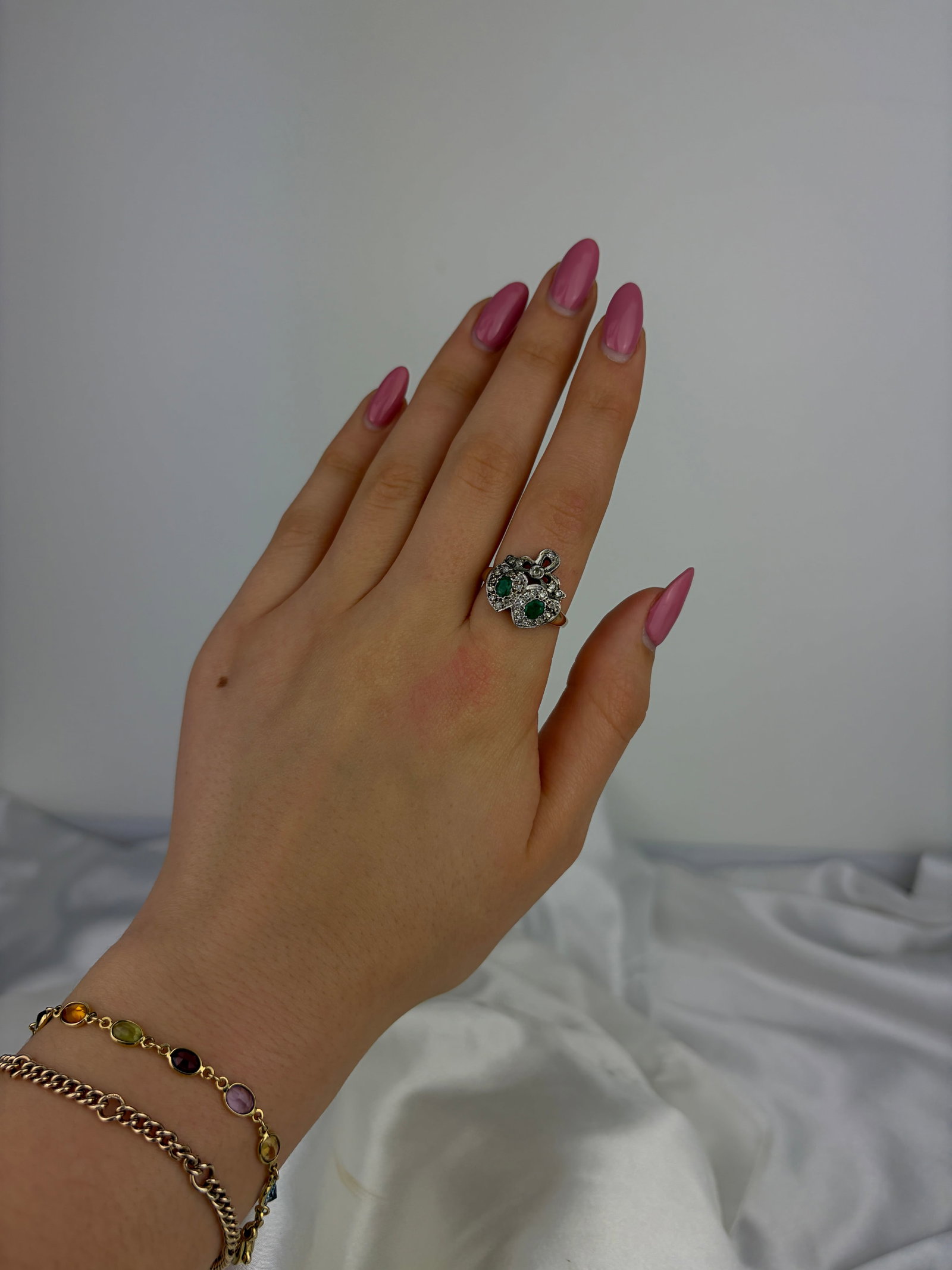 VINTAGE C.1983 9CT GOLD EMERALD AND DIAMOND DOUBLE HEART RING - 7