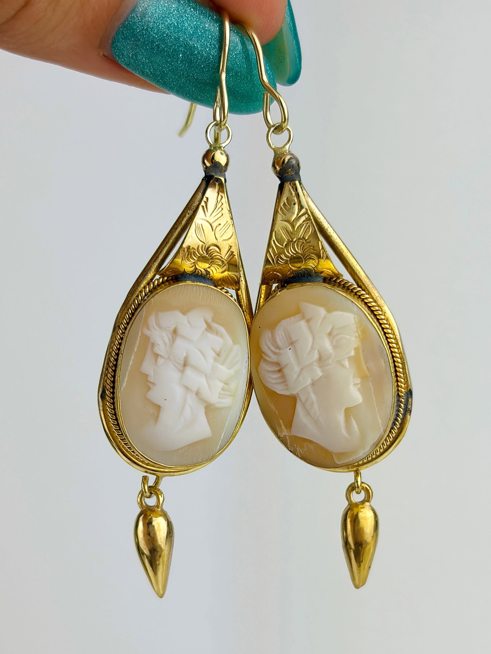 Large Gold Cameo Drop Earrings: Large Gold Cameo Drop Earrings Gorgeous earrings with so many pretty details!