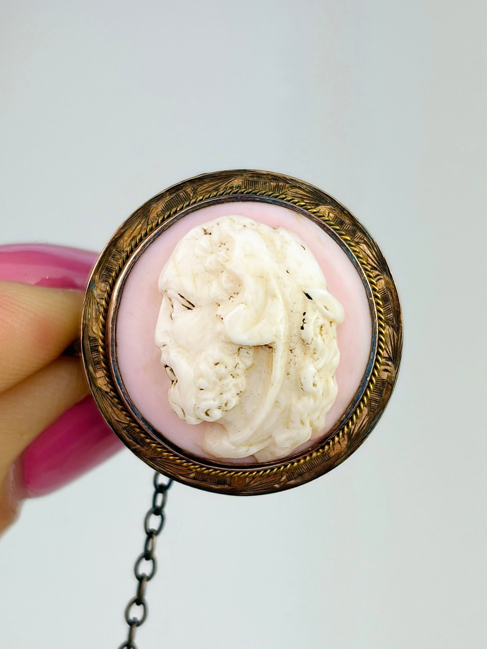 ANTIQUE 9CT GOLD PINK CAMEO BROOCH: ANTIQUE 9CT GOLD PINK CAMEO BROOCH