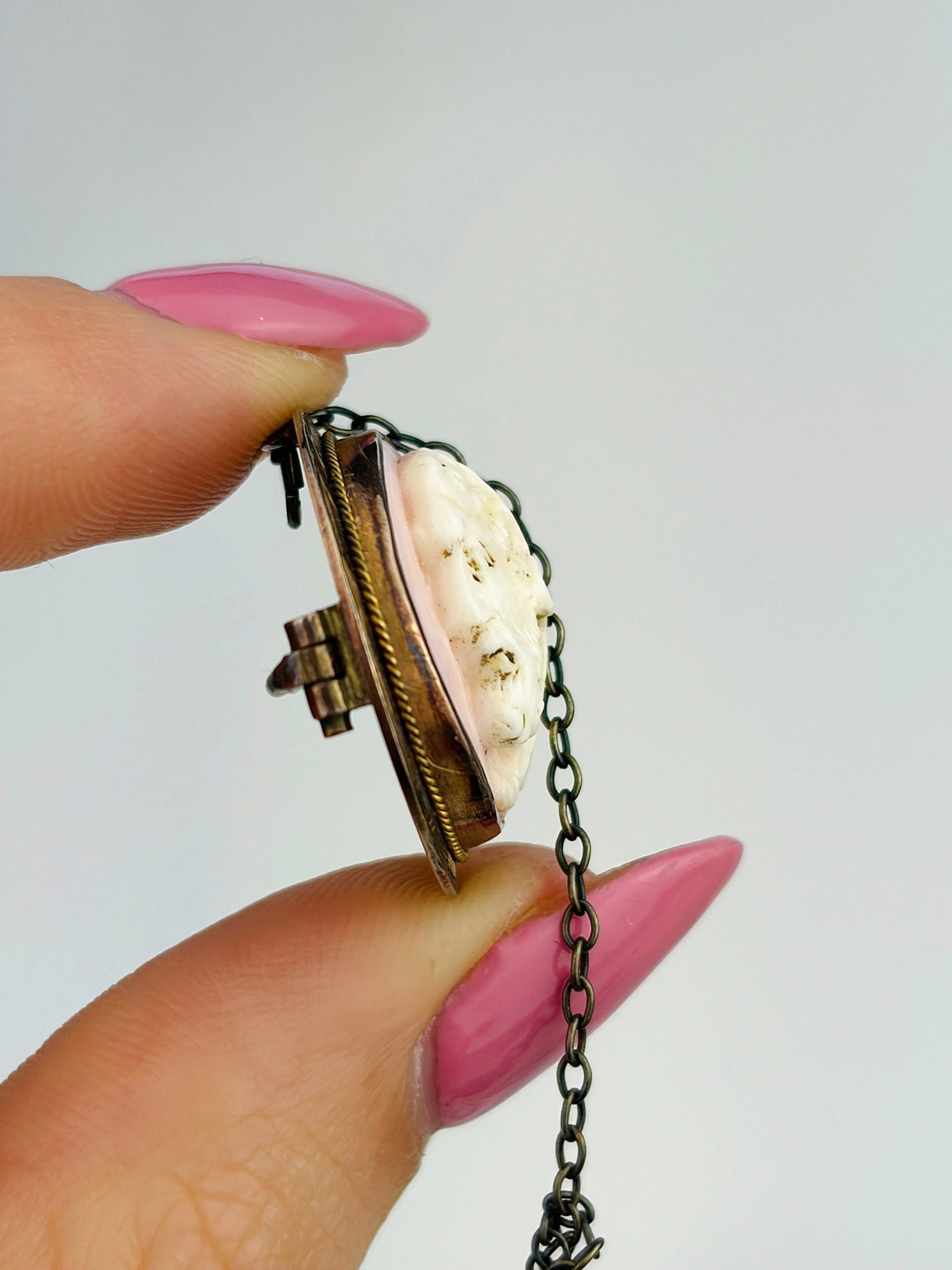 ANTIQUE 9CT GOLD PINK CAMEO BROOCH - 2