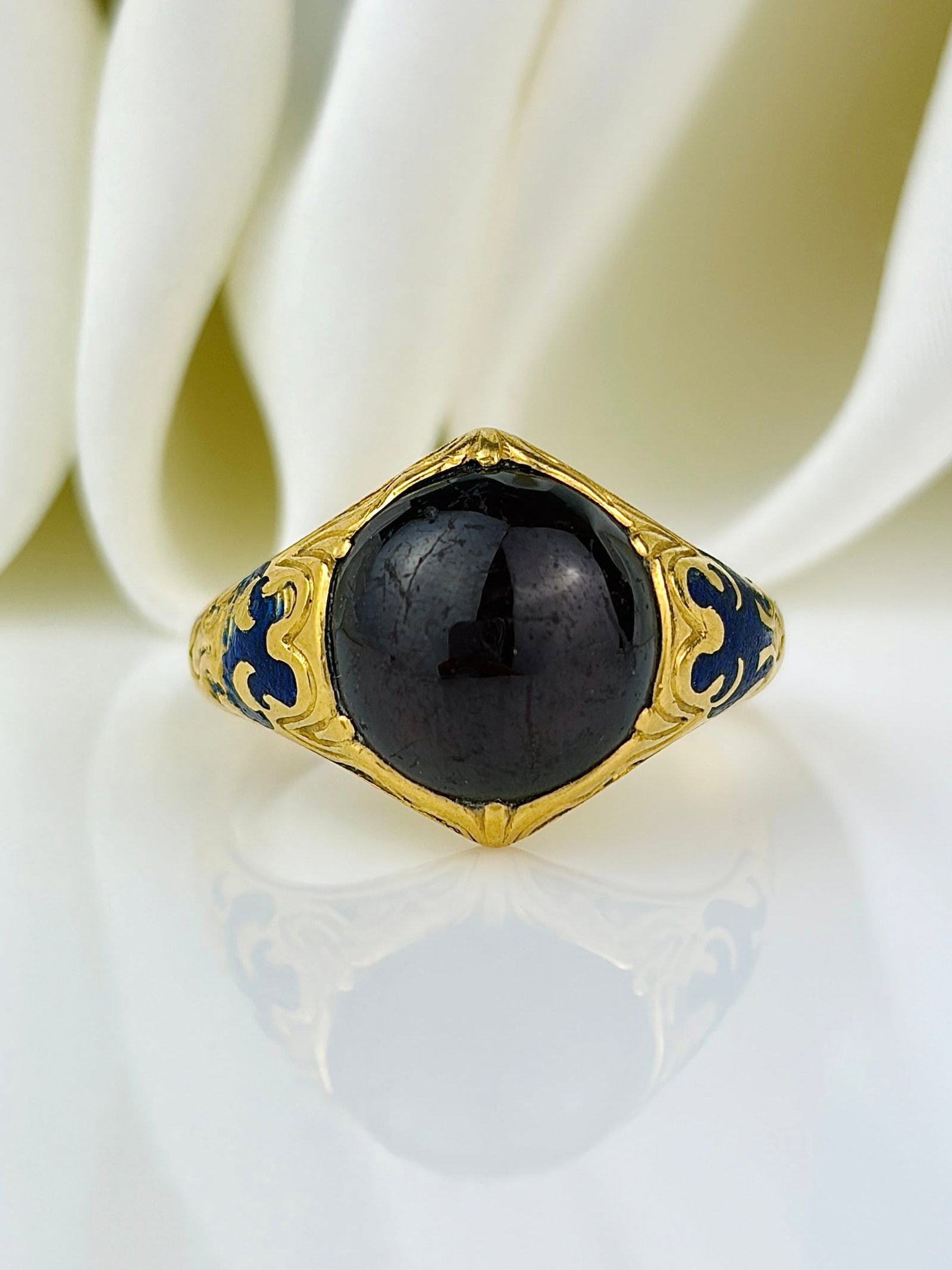 antique chunky cabochon garnet and enamel gold ring: antique chunky cabochon garnet and enamel gold ring Weight: 7.84g Size: UK P, US 8. Width 14mm, Height off finger 7mm Materials: Gold Hallmarks: None present Condition: The overall