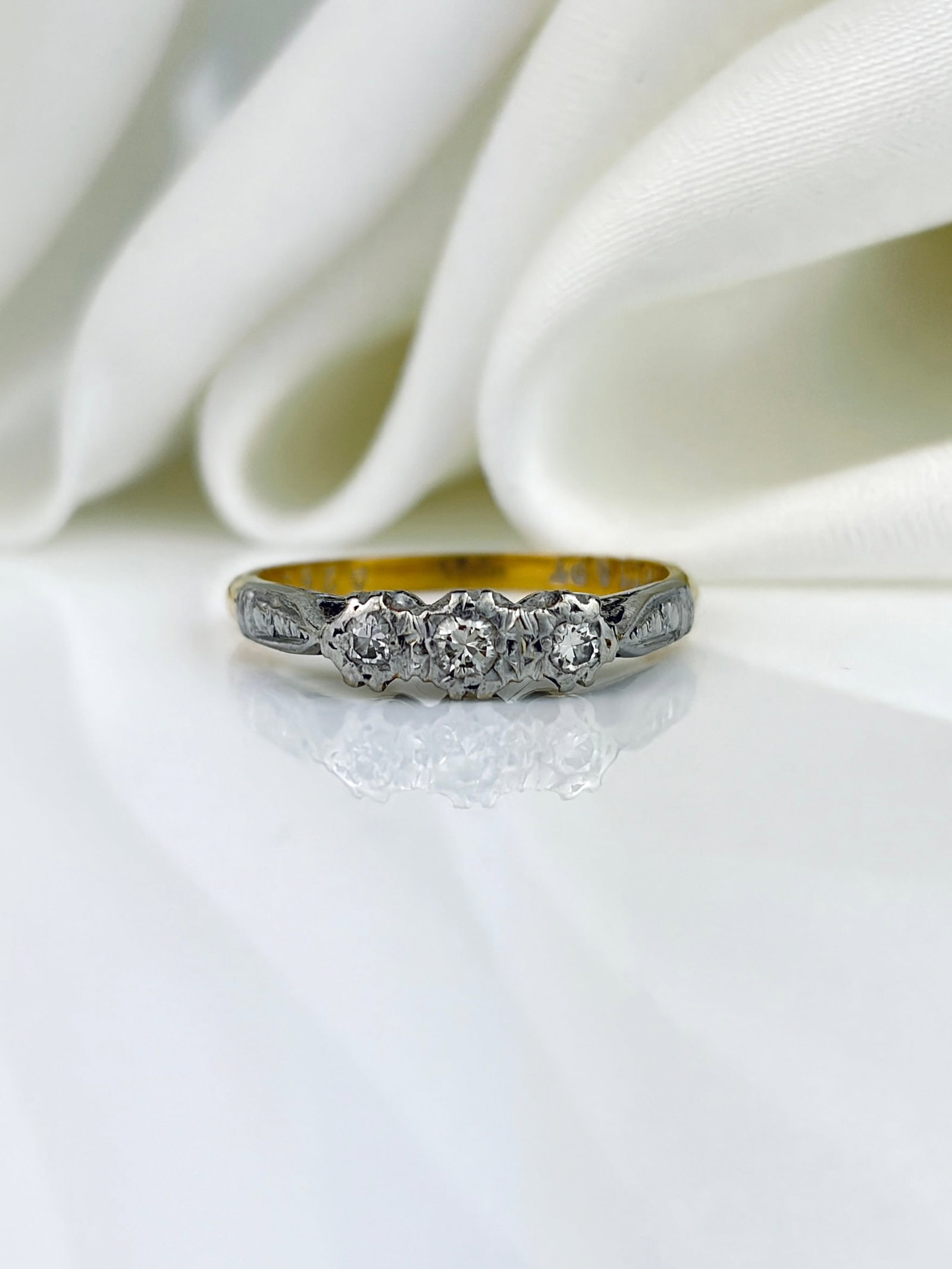 ANTIQUE 18CT GOLD AND PLATINUM 3 STONE RING: ANTIQUE 18CT GOLD AND PLATINUM 3 STONE RING Adorable ring!