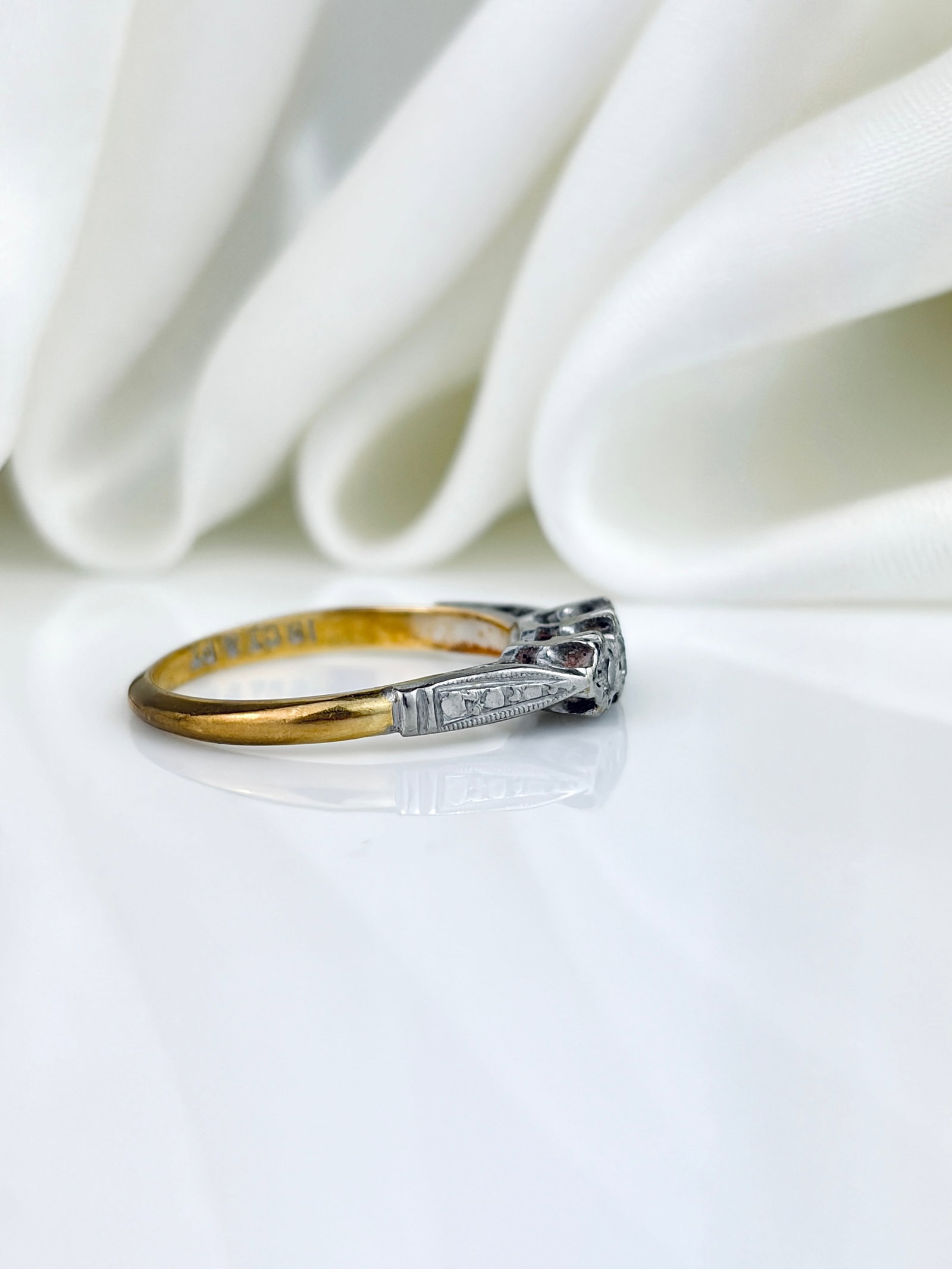 ANTIQUE 18CT GOLD AND PLATINUM 3 STONE RING - 2