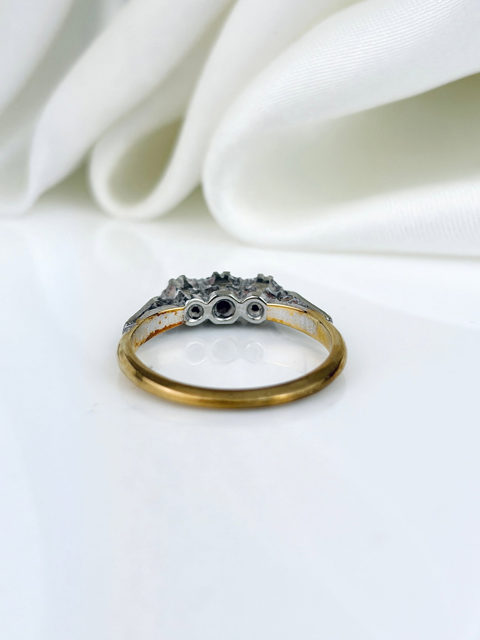 ANTIQUE 18CT GOLD AND PLATINUM 3 STONE RING - 3