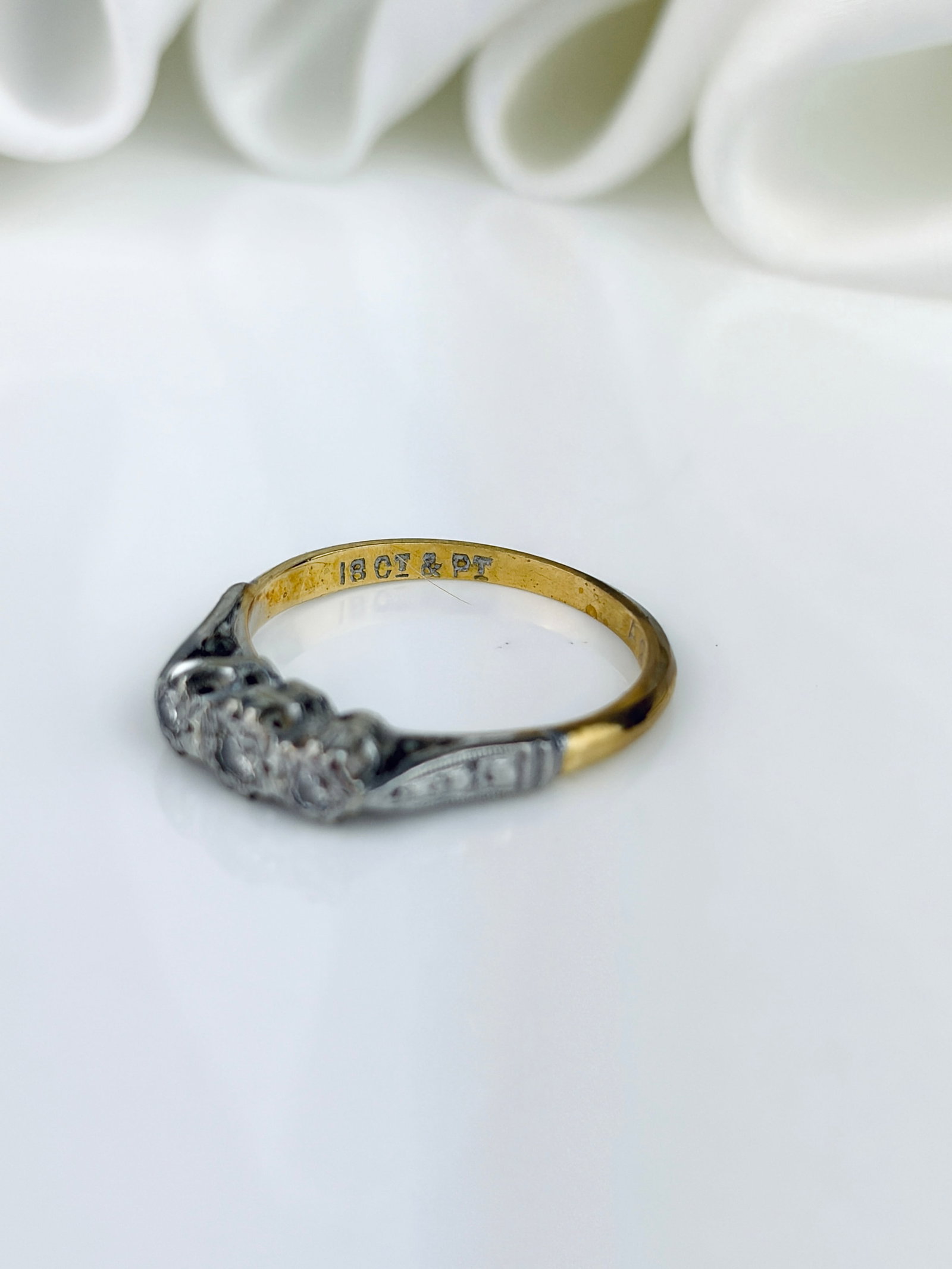 ANTIQUE 18CT GOLD AND PLATINUM 3 STONE RING - 4