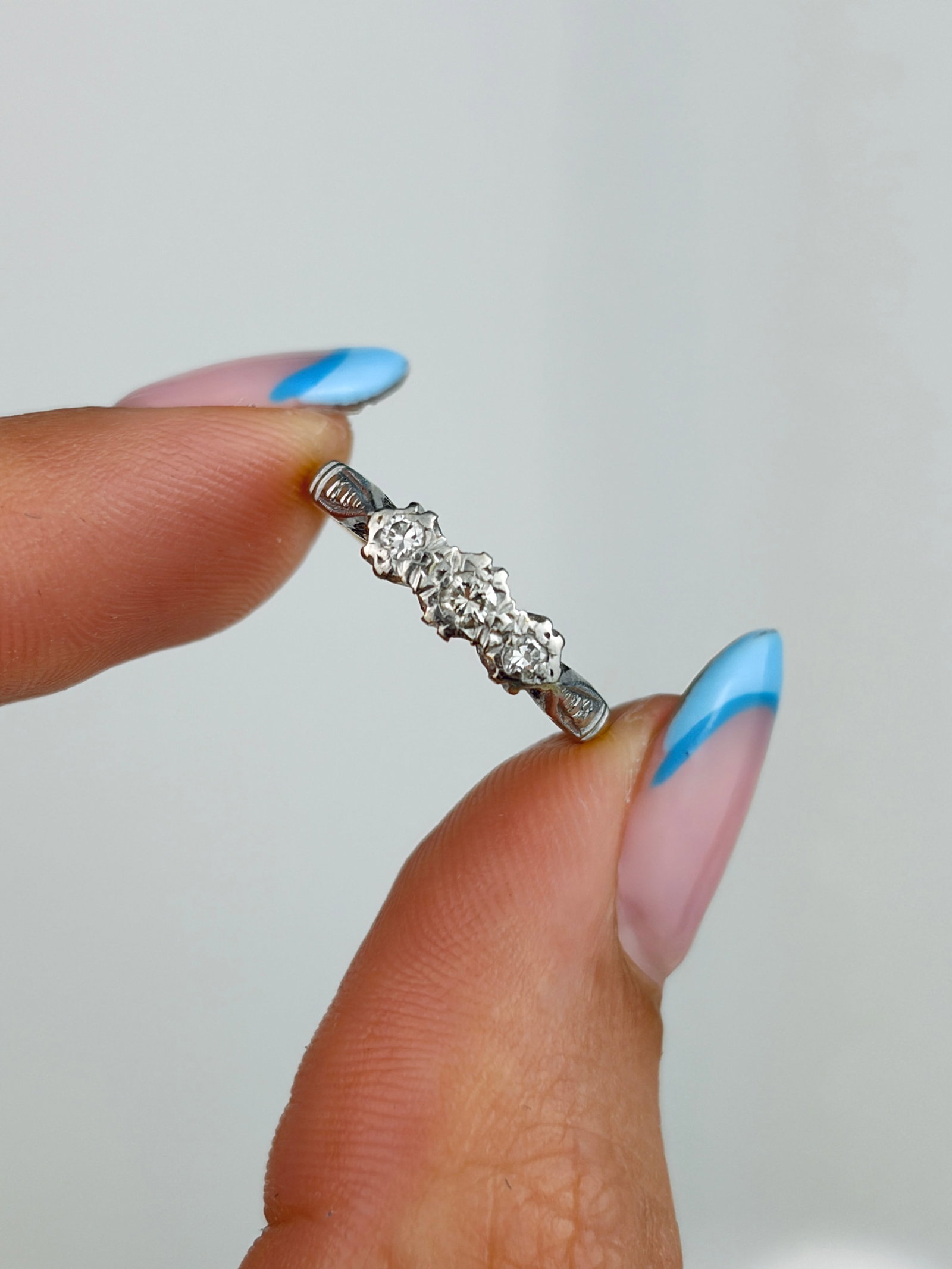 ANTIQUE 18CT GOLD AND PLATINUM 3 STONE RING - 5