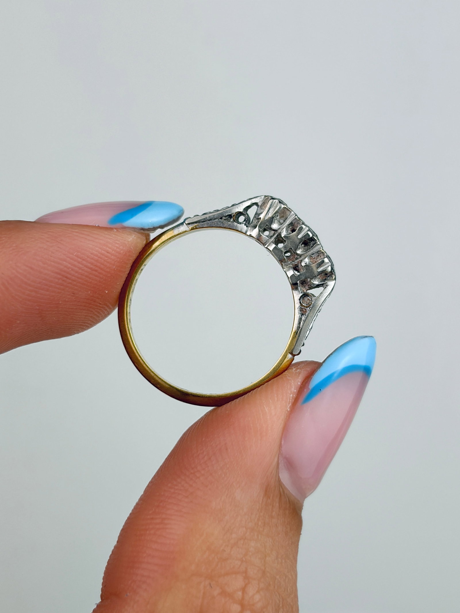 ANTIQUE 18CT GOLD AND PLATINUM 3 STONE RING - 6
