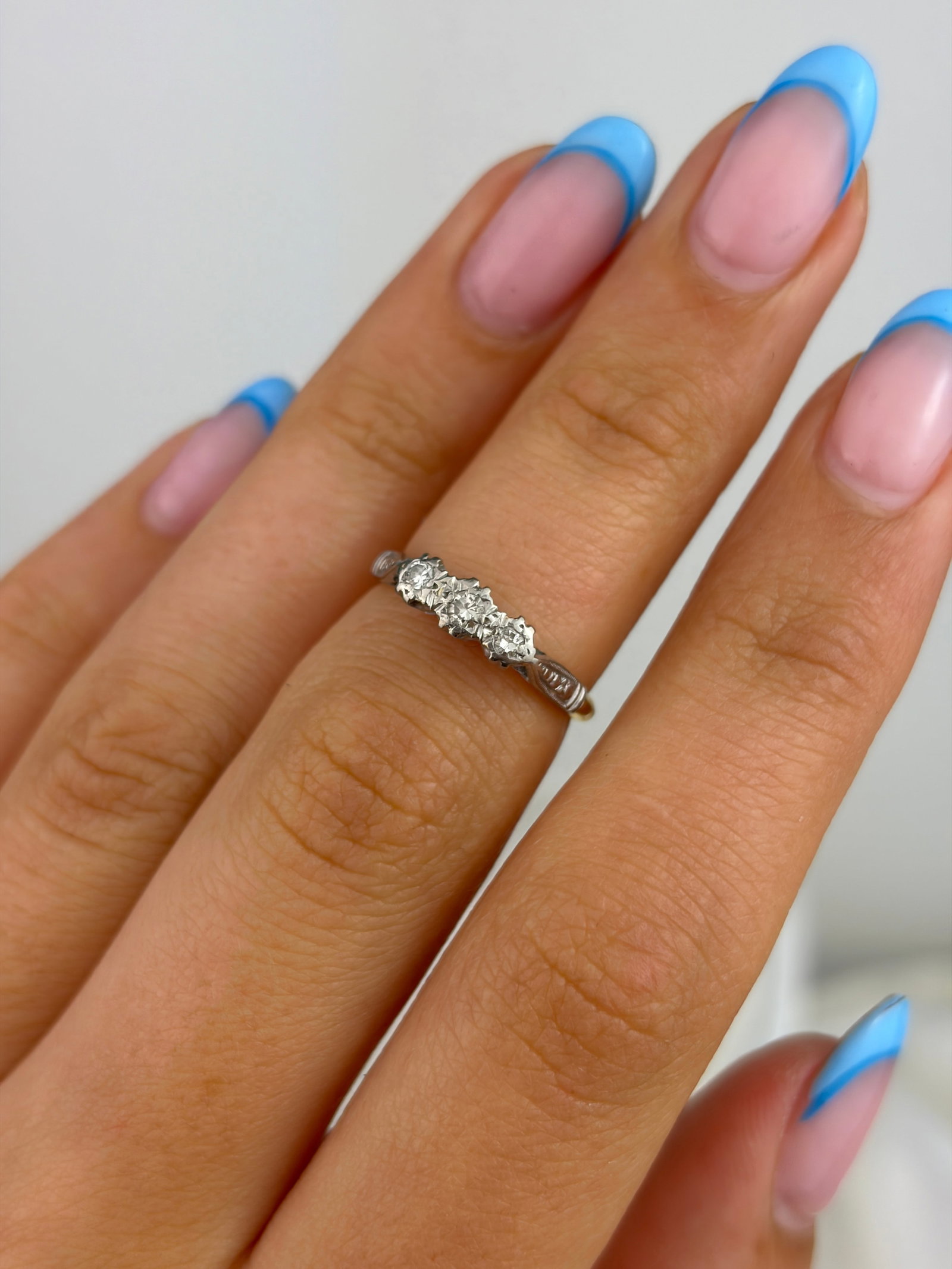 ANTIQUE 18CT GOLD AND PLATINUM 3 STONE RING - 8