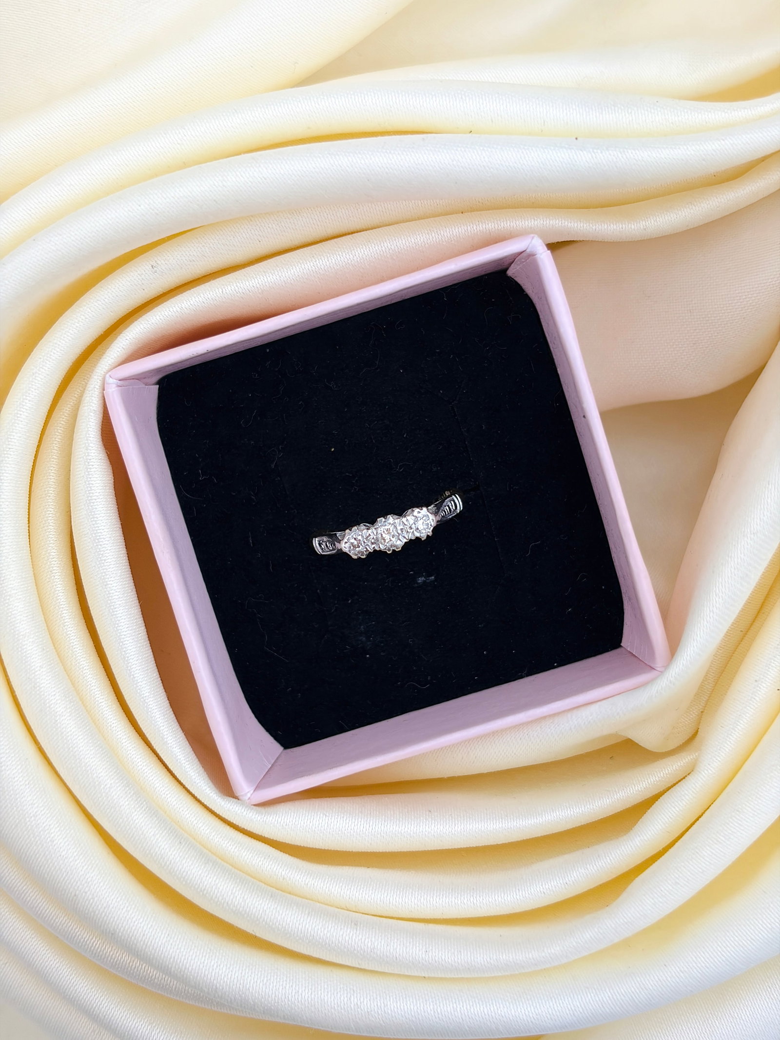 ANTIQUE 18CT GOLD AND PLATINUM 3 STONE RING - 9