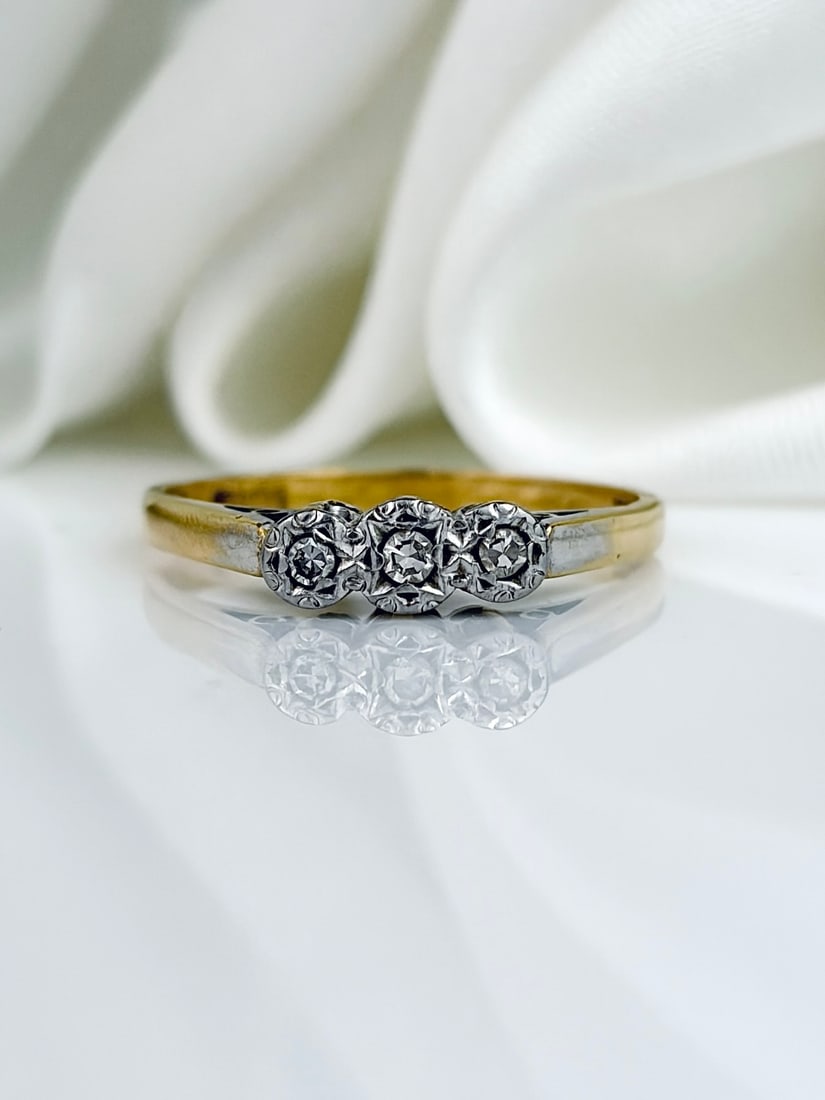 VINTAGE 18CT YELLOW GOLD AND PLATINUM DIAMOND 3 STONE RING: VINTAGE 18CT YELLOW GOLD AND PLATINUM DIAMOND 3 STONE RING Such a sweet ring!
