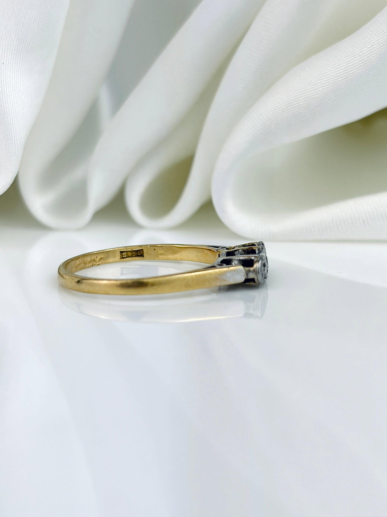 VINTAGE 18CT YELLOW GOLD AND PLATINUM DIAMOND 3 STONE RING - 2