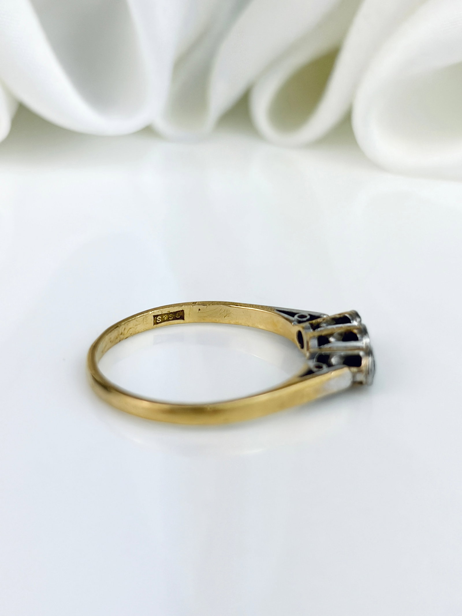 VINTAGE 18CT YELLOW GOLD AND PLATINUM DIAMOND 3 STONE RING - 5