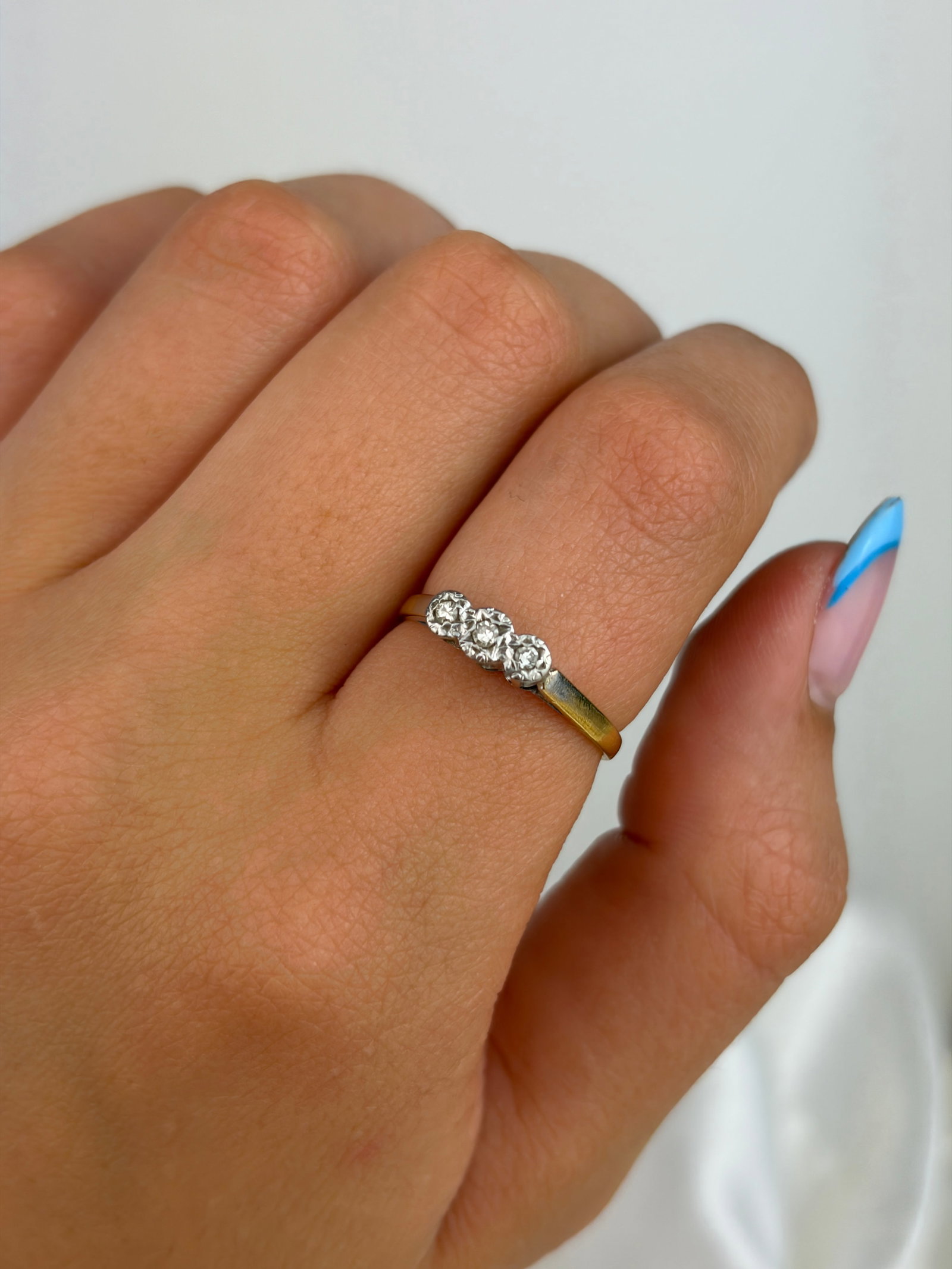 VINTAGE 18CT YELLOW GOLD AND PLATINUM DIAMOND 3 STONE RING - 7