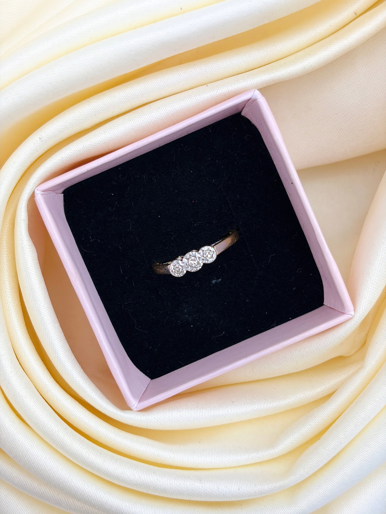 VINTAGE 18CT YELLOW GOLD AND PLATINUM DIAMOND 3 STONE RING - 8