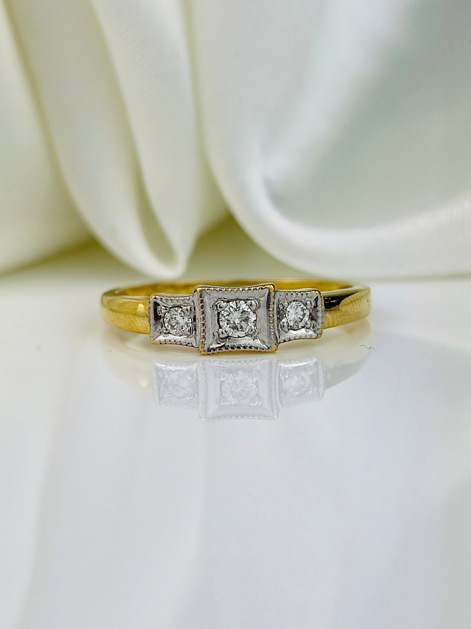 VINTAGE 18CT YELLOW AND WHITE GOLD DIAMOND 3 STONE RING: VINTAGE 18CT YELLOW AND WHITE GOLD DIAMOND 3 STONE RING