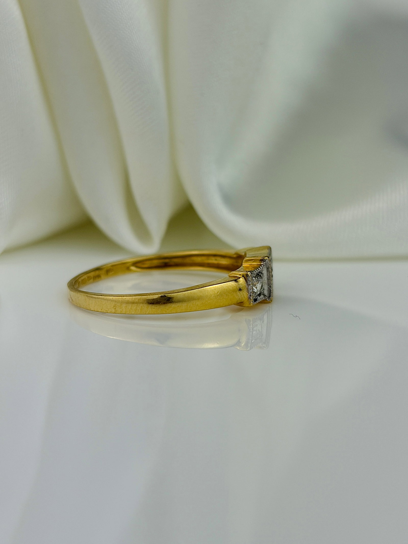 VINTAGE 18CT YELLOW AND WHITE GOLD DIAMOND 3 STONE RING - 2