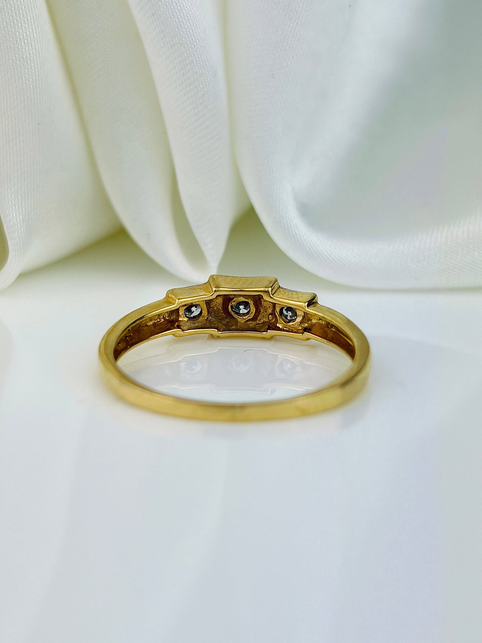 VINTAGE 18CT YELLOW AND WHITE GOLD DIAMOND 3 STONE RING - 3