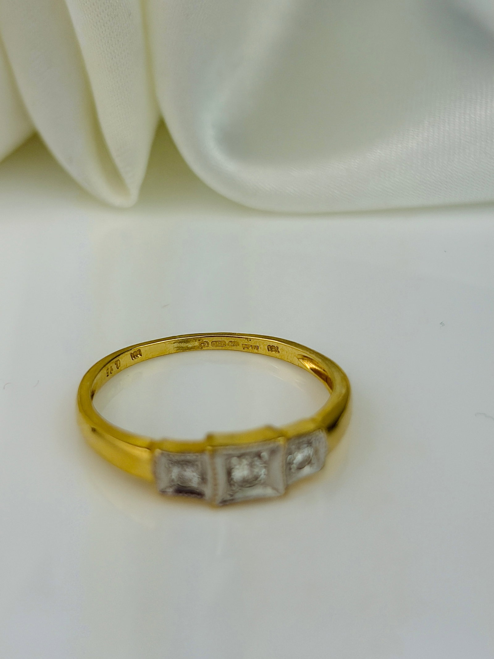 VINTAGE 18CT YELLOW AND WHITE GOLD DIAMOND 3 STONE RING - 4