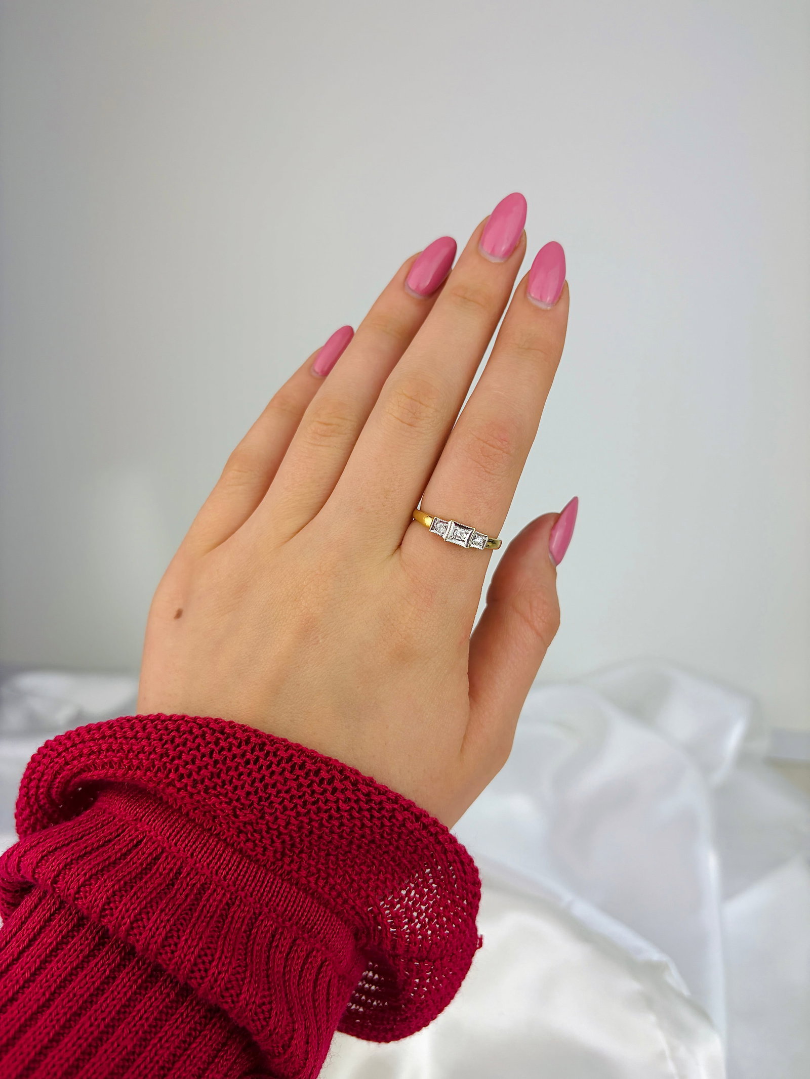 VINTAGE 18CT YELLOW AND WHITE GOLD DIAMOND 3 STONE RING - 7