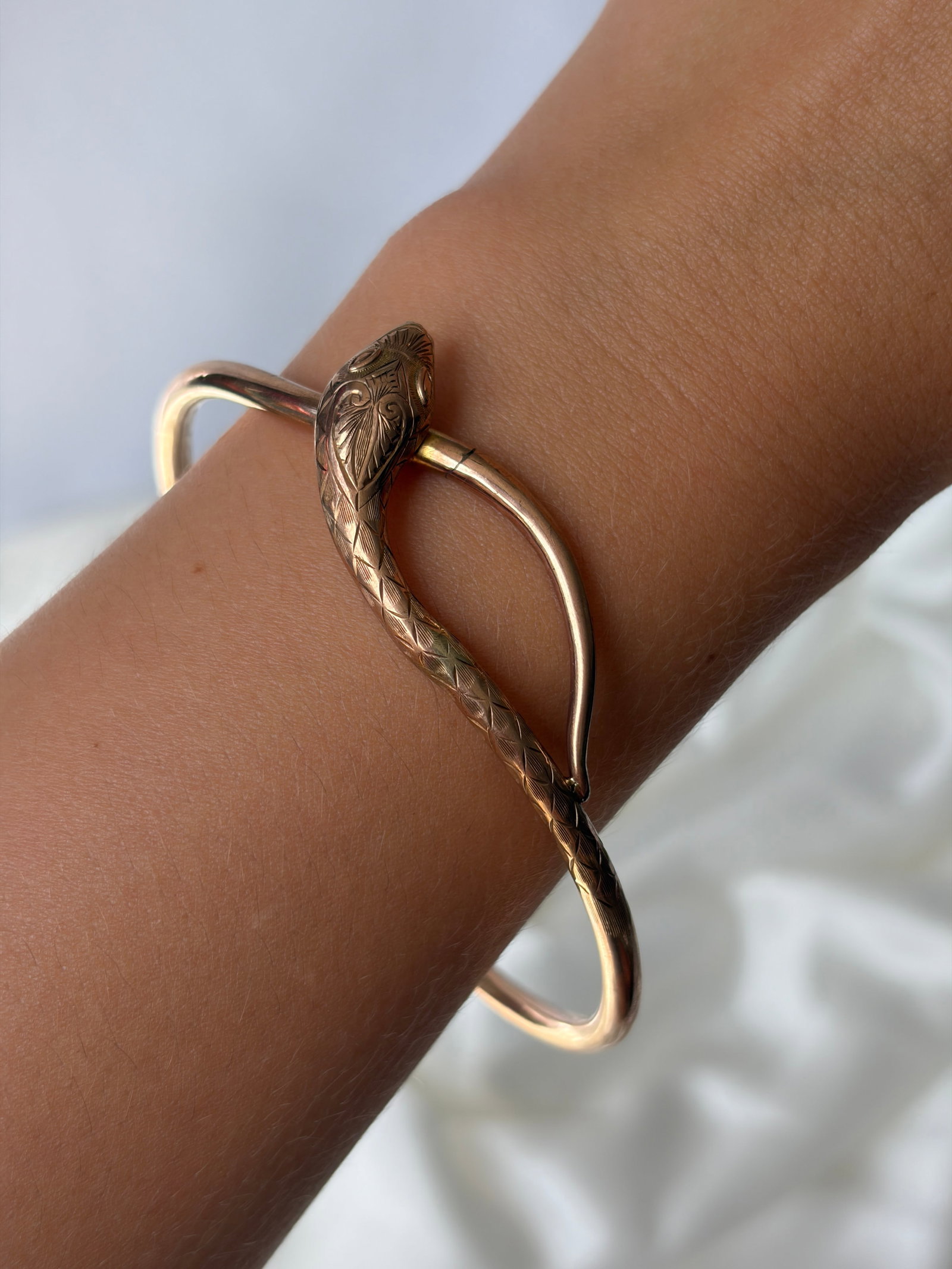 ANTIQUE 9CT GOLD WIDE SNAKE ARM BANGLE/ BRACELET - 7