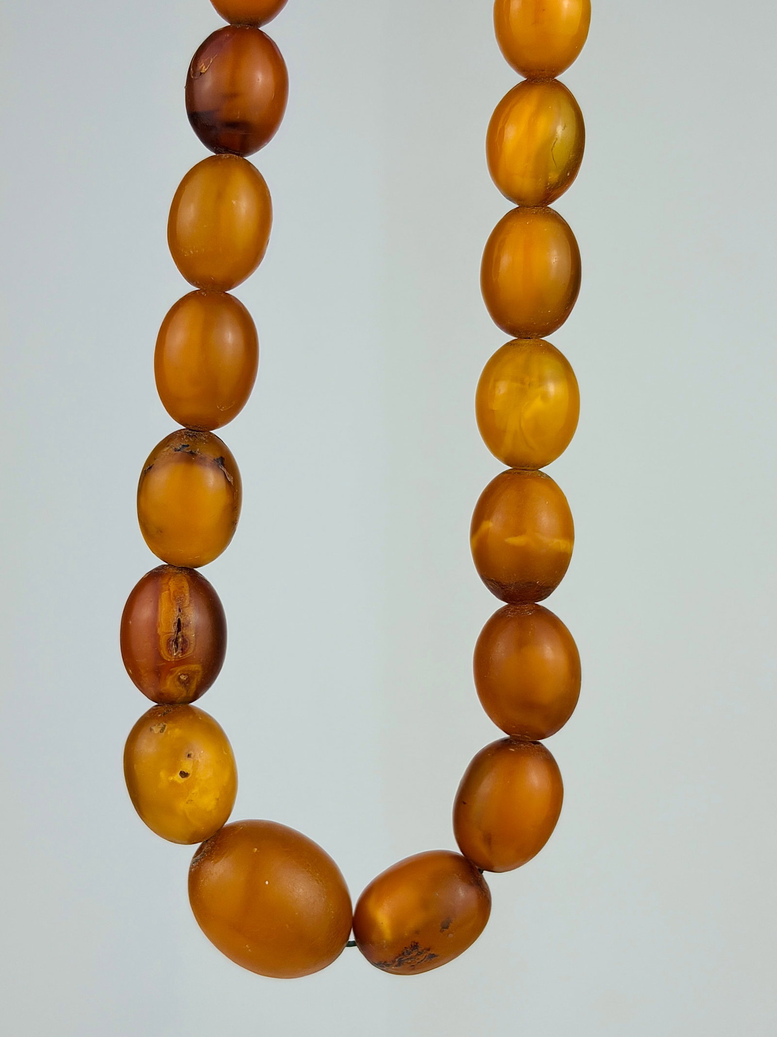 AMBER BAKELITE BEADED NECKLACE: AMBER BAKELITE BEADED NECKLACE