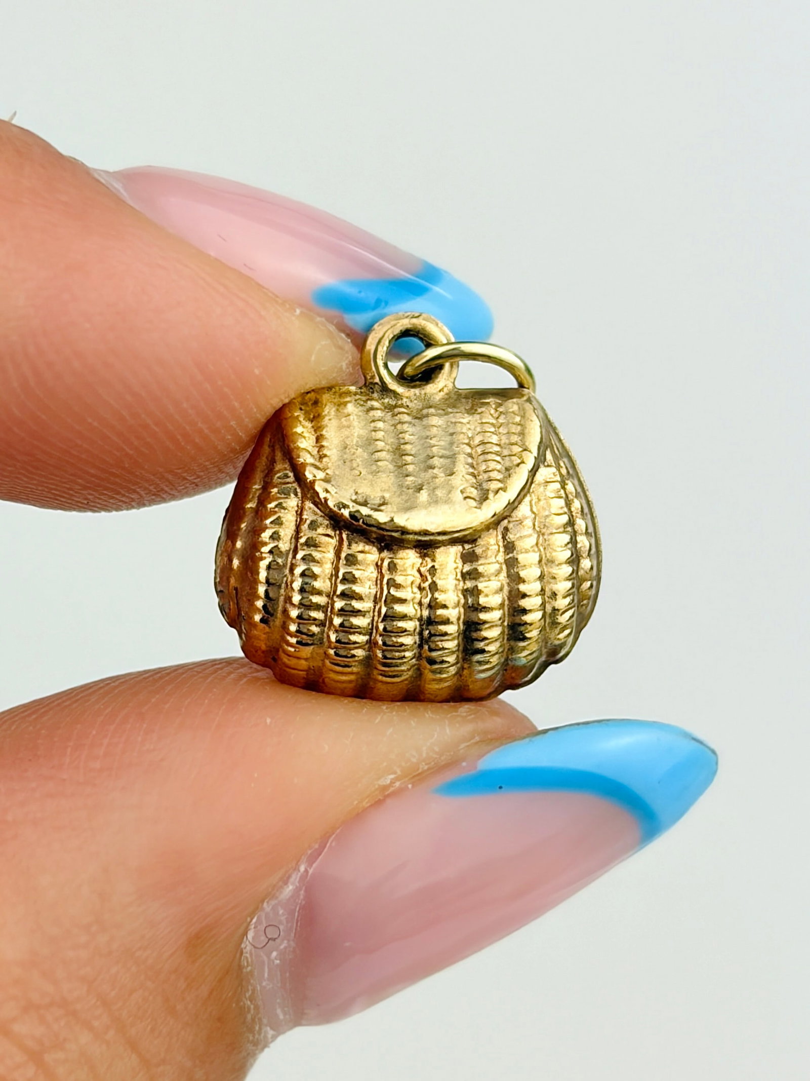 VINTAGE 9CT GOLD TEXTURED COIN PURSE CHARM: VINTAGE 9CT GOLD TEXTURED COIN PURSE CHARM