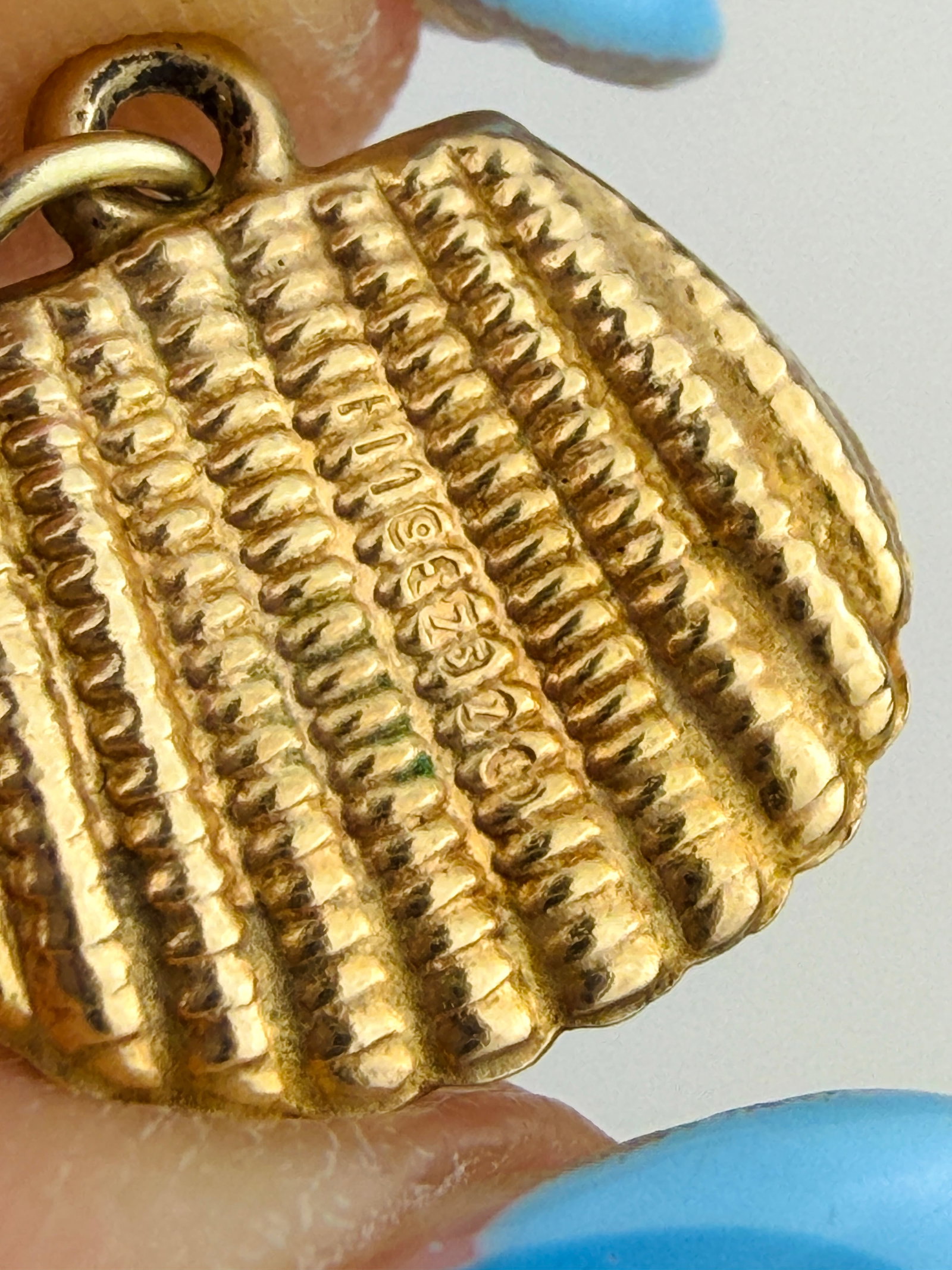 VINTAGE 9CT GOLD TEXTURED COIN PURSE CHARM - 4