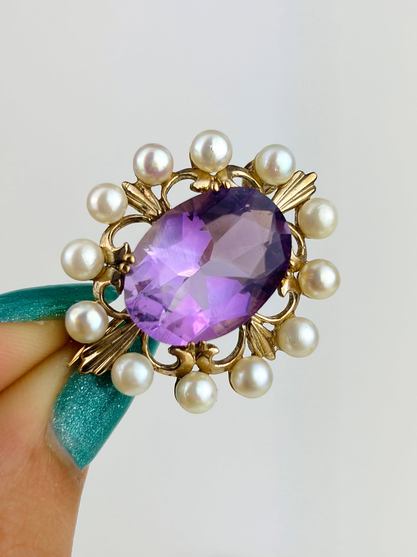 Vintage 9ct Yellow Gold Amethyst and Pearl Brooch: Vintage 9ct Yellow Gold Amethyst and Pearl Brooch Pretty design brooch!