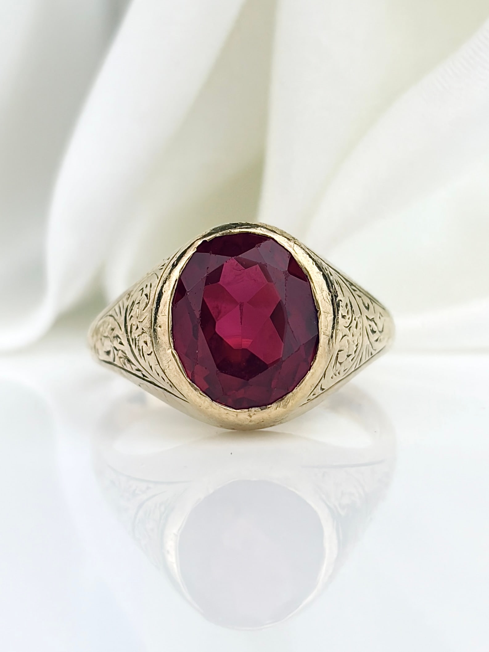 VINTAGE C.1961 CHUNKY 9CT YELLOW GOLD RUBY SIGNET RING: VINTAGE C.1961 CHUNKY 9CT YELLOW GOLD RUBY SIGNET RING Gorgeous engraved shoulders, and a bright ruby! Synthetic ruby