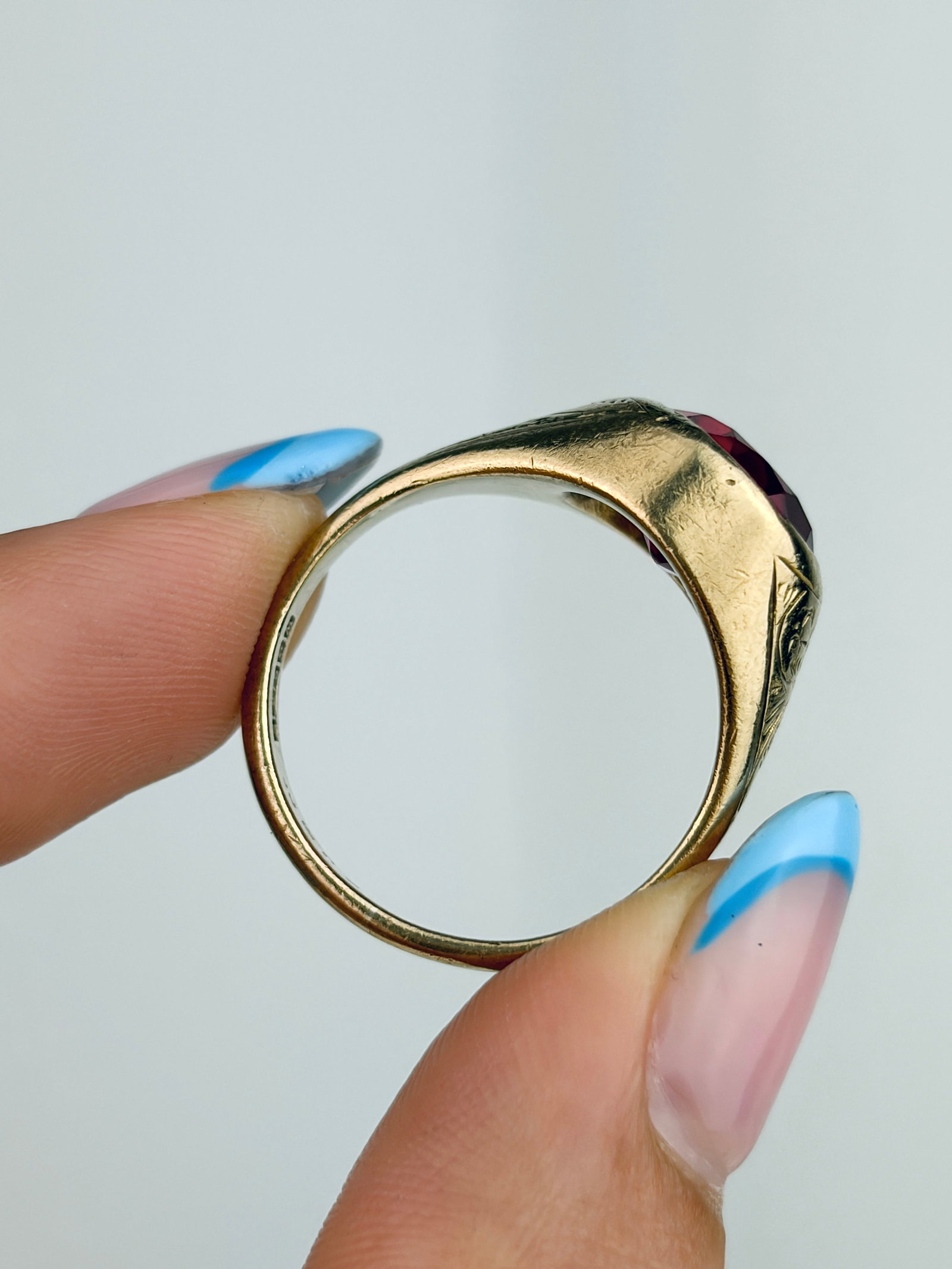 VINTAGE C.1961 CHUNKY 9CT YELLOW GOLD RUBY SIGNET RING - 6