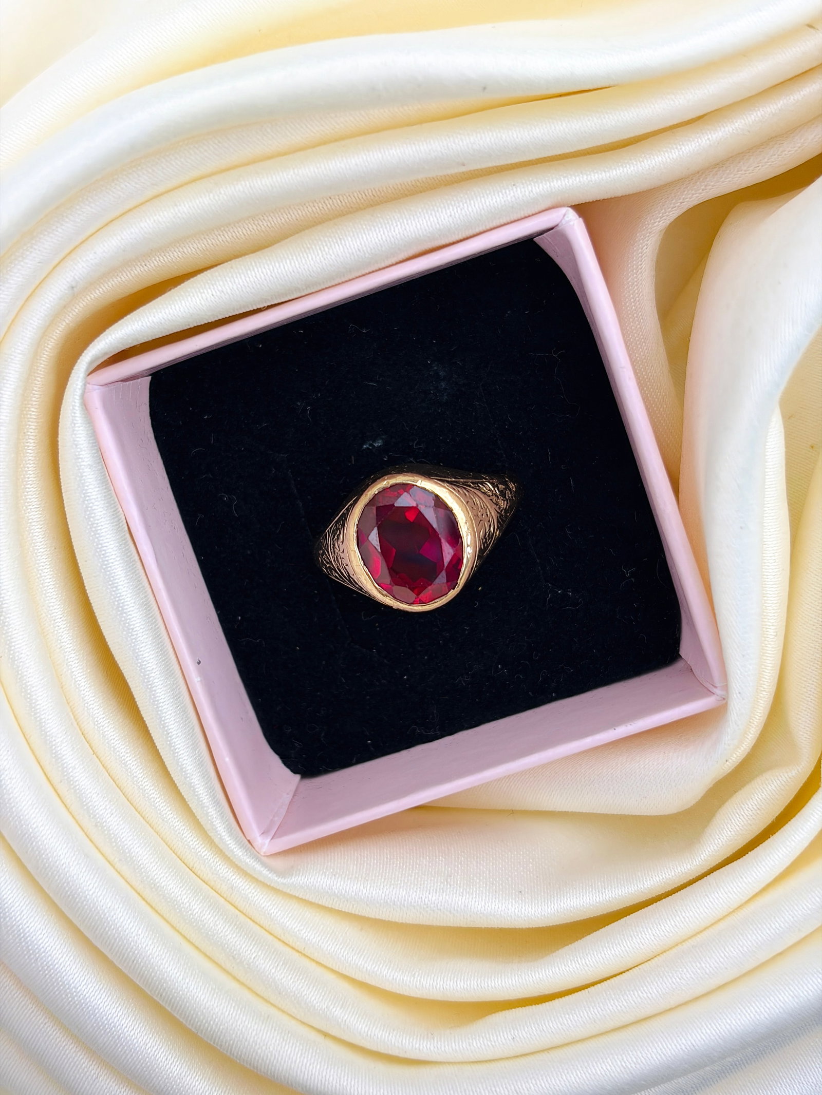 VINTAGE C.1961 CHUNKY 9CT YELLOW GOLD RUBY SIGNET RING - 9