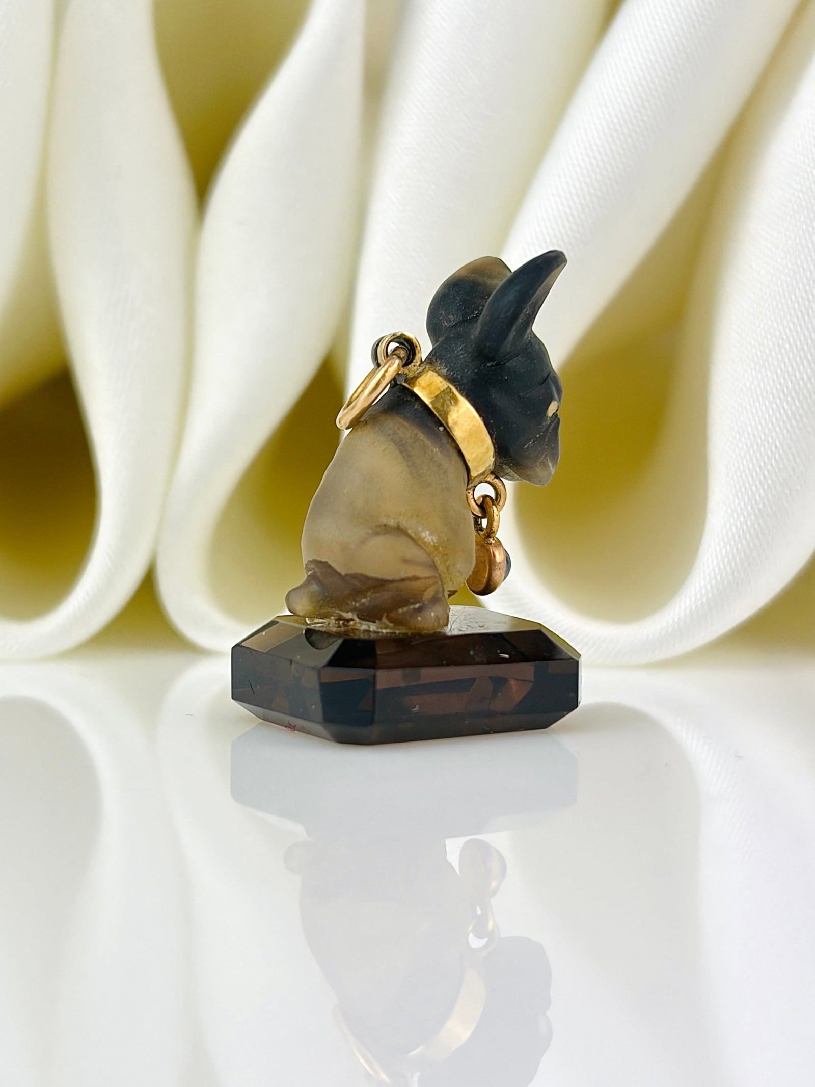 RARE CARTIER STYLE CARVED DOG CHARM WITH 18CT GOLD COLLAR - 2