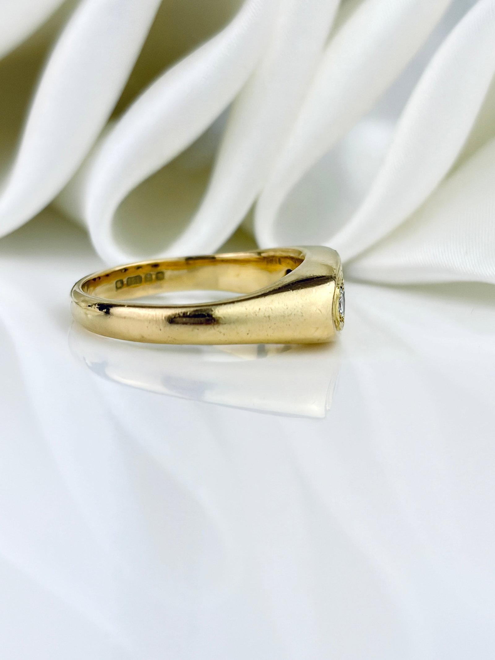 Vintage c.1976 Chunky 3 Stone Diamond Boat Ring in 18ct Yellow Gold - 2