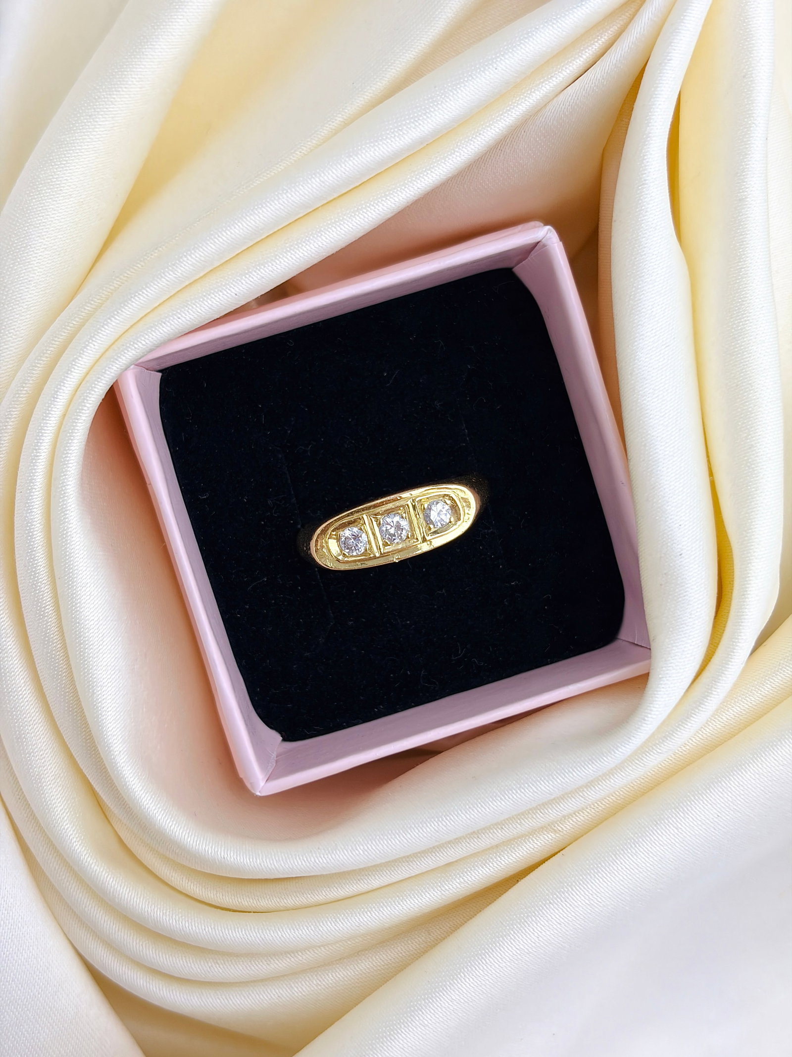 Vintage c.1976 Chunky 3 Stone Diamond Boat Ring in 18ct Yellow Gold - 9