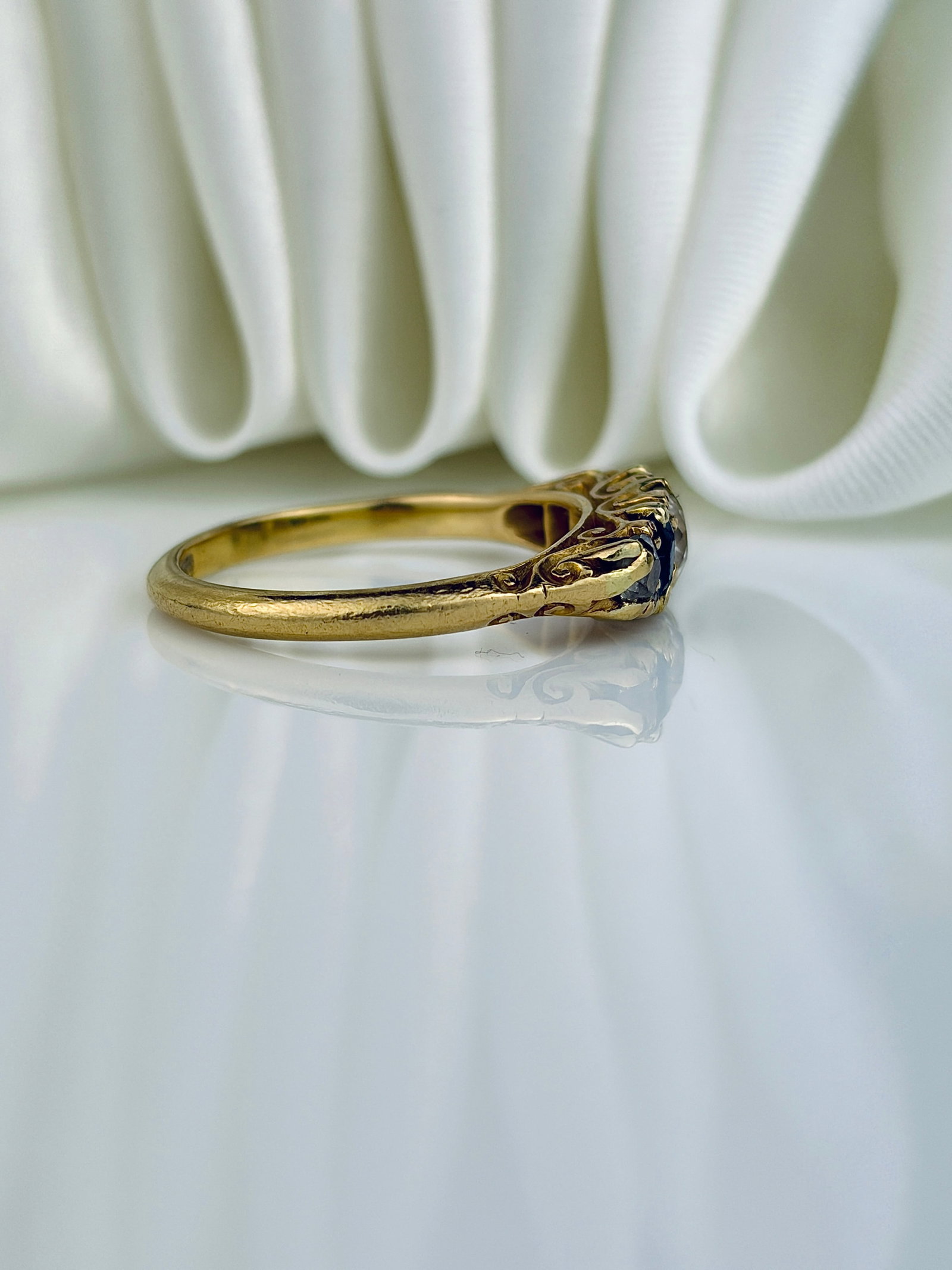 CHUNKY ANTIQUE 18CT YELLOW GOLD SAPPHIRE AND DIAMOND 5 STONE RING - 2