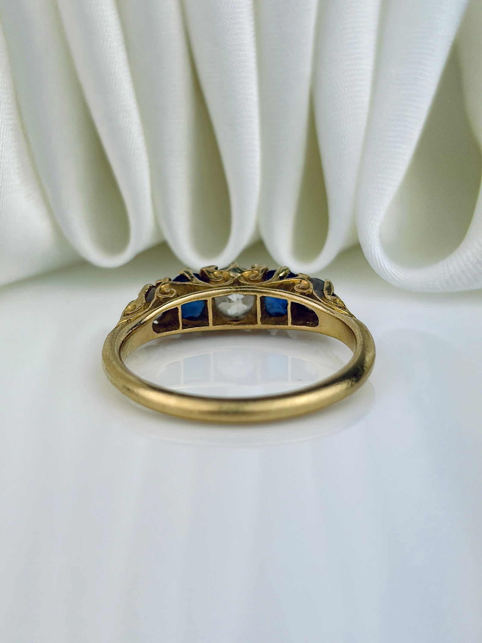 CHUNKY ANTIQUE 18CT YELLOW GOLD SAPPHIRE AND DIAMOND 5 STONE RING - 3