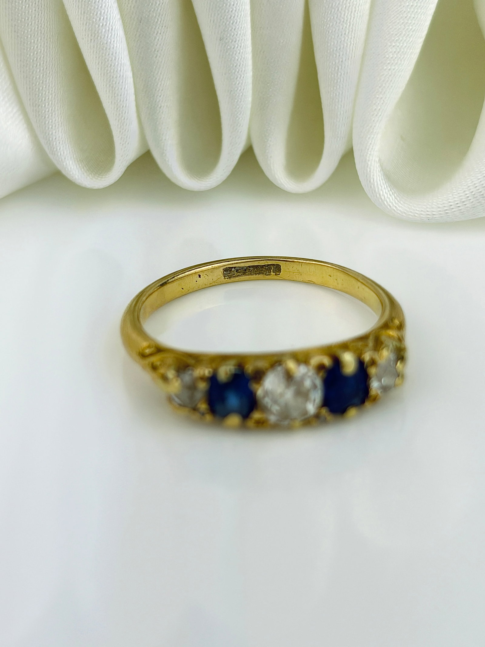 CHUNKY ANTIQUE 18CT YELLOW GOLD SAPPHIRE AND DIAMOND 5 STONE RING - 4