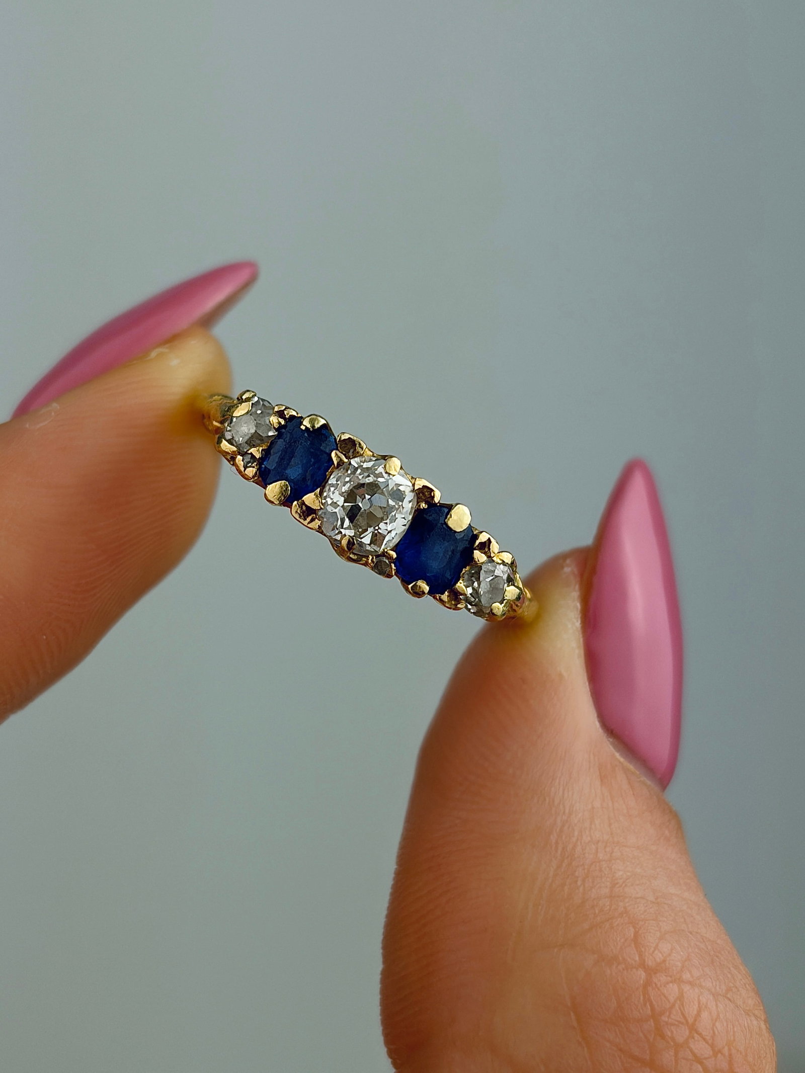 CHUNKY ANTIQUE 18CT YELLOW GOLD SAPPHIRE AND DIAMOND 5 STONE RING - 5