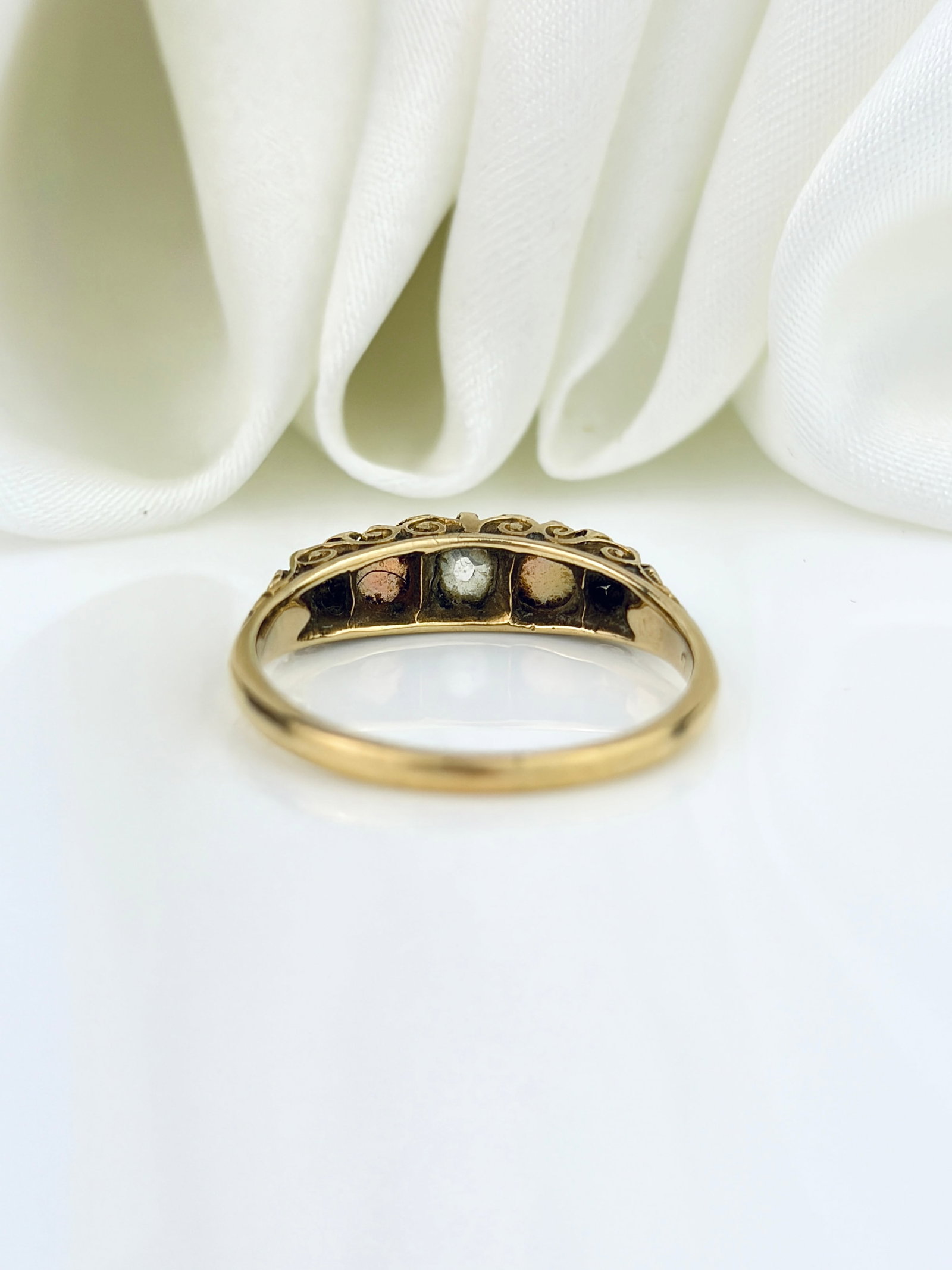 ANTIQUE OPAL AND DIAMOND 5 STONE RING IN GOLD - 3