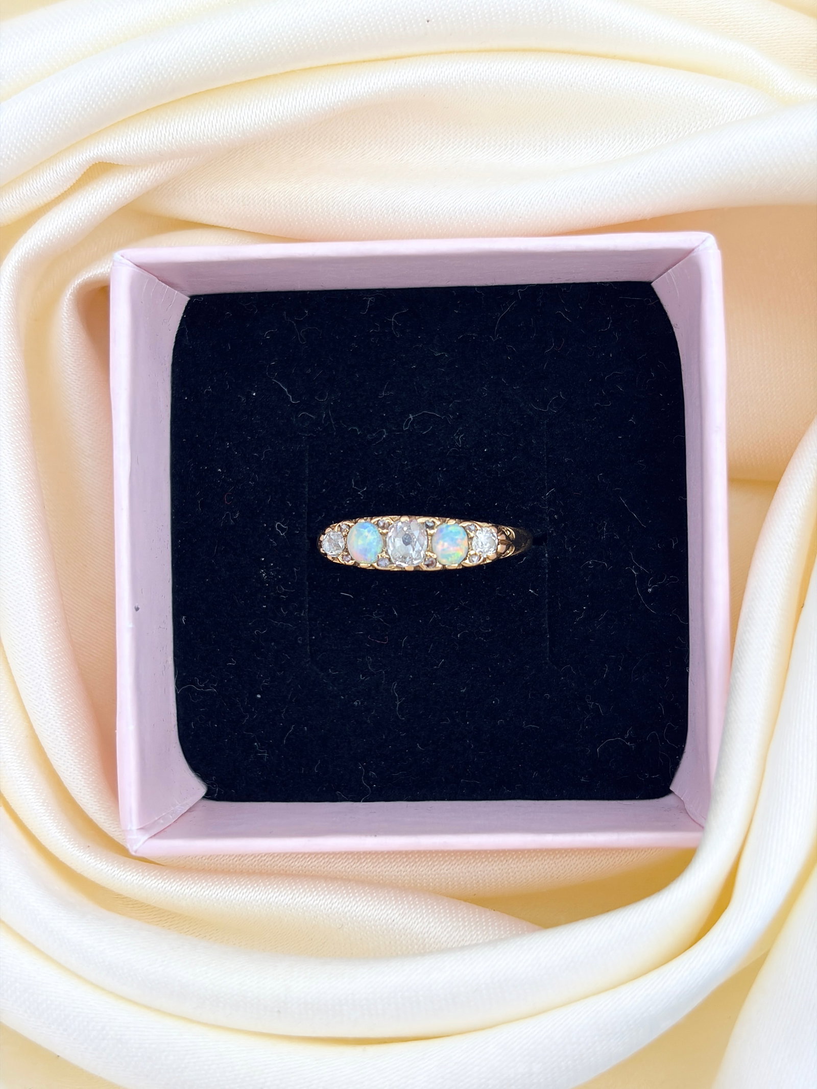 ANTIQUE OPAL AND DIAMOND 5 STONE RING IN GOLD - 7