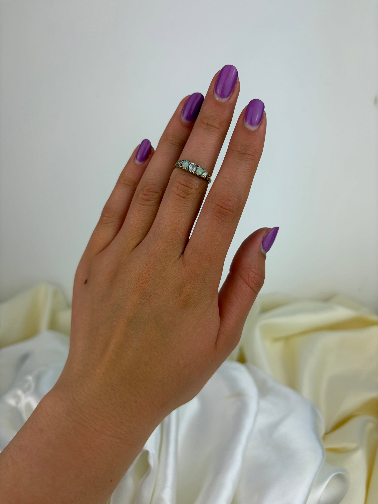 ANTIQUE OPAL AND DIAMOND 5 STONE RING IN GOLD - 8