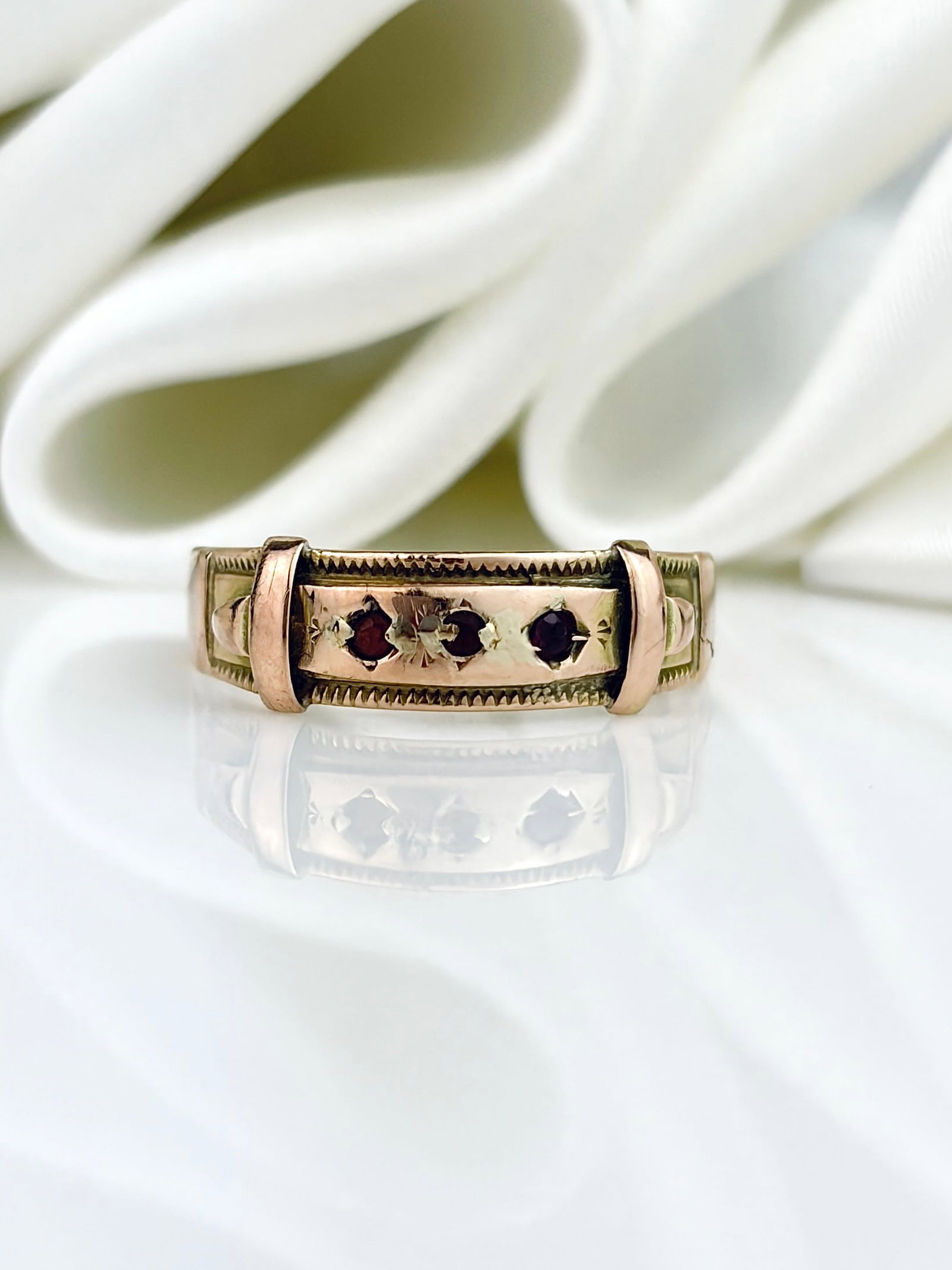 Antique 9ct Gold Garnet 3 Stone Buckle Detail Ring (1 of 9)