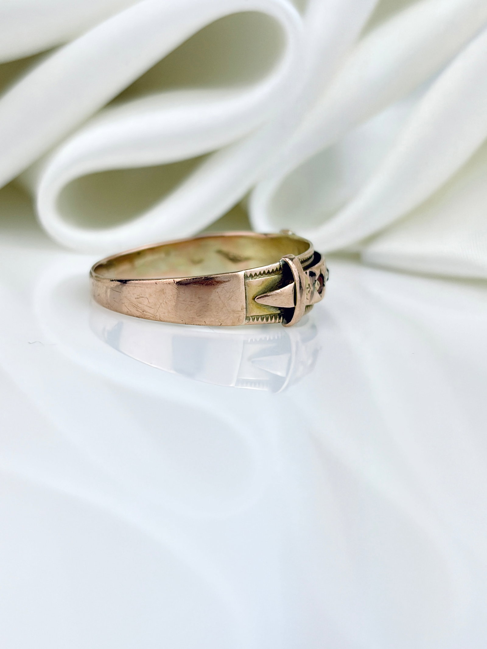 Antique 9ct Gold Garnet 3 Stone Buckle Detail Ring - 2