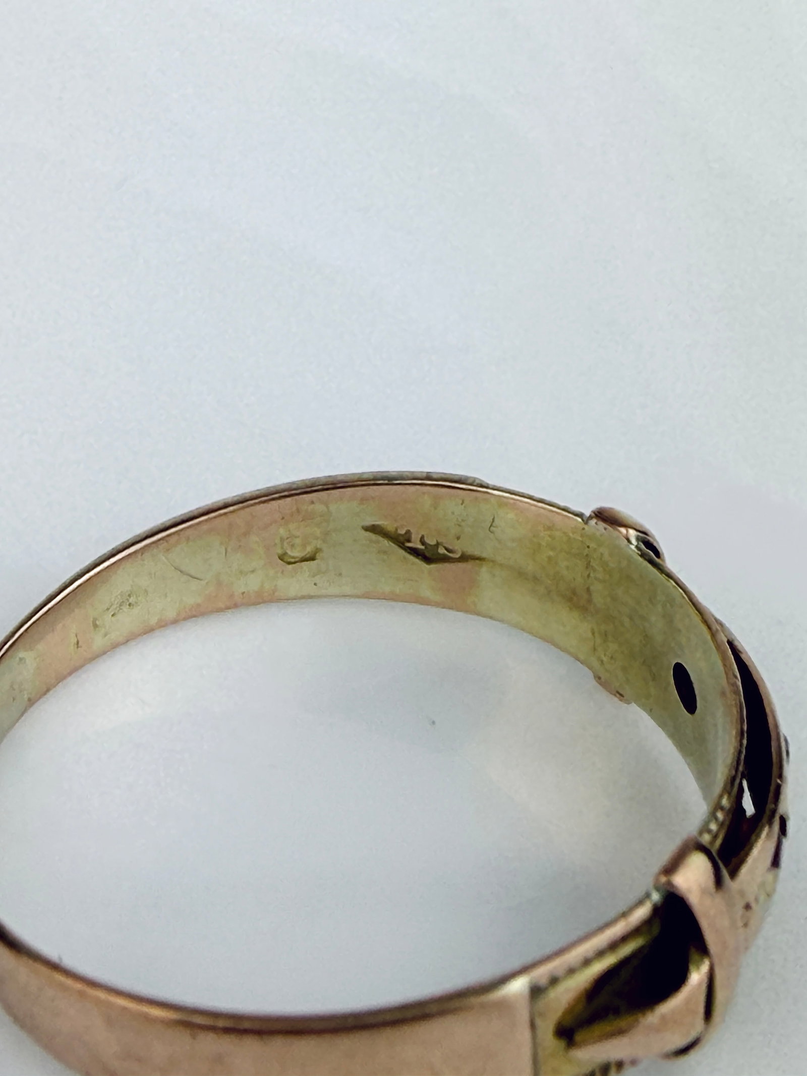 Antique 9ct Gold Garnet 3 Stone Buckle Detail Ring - 4