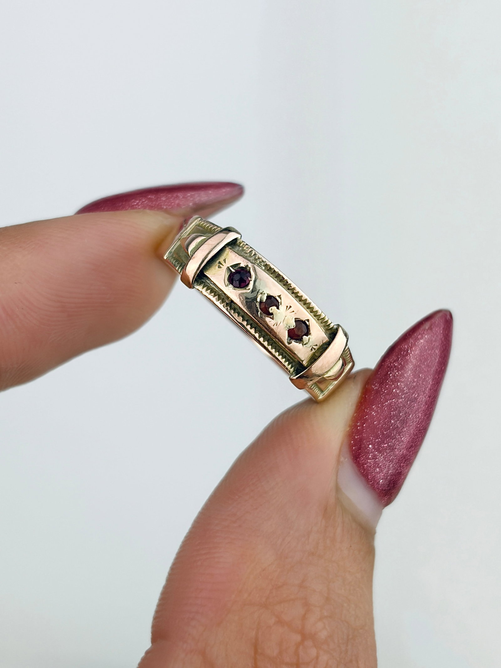 Antique 9ct Gold Garnet 3 Stone Buckle Detail Ring - 5