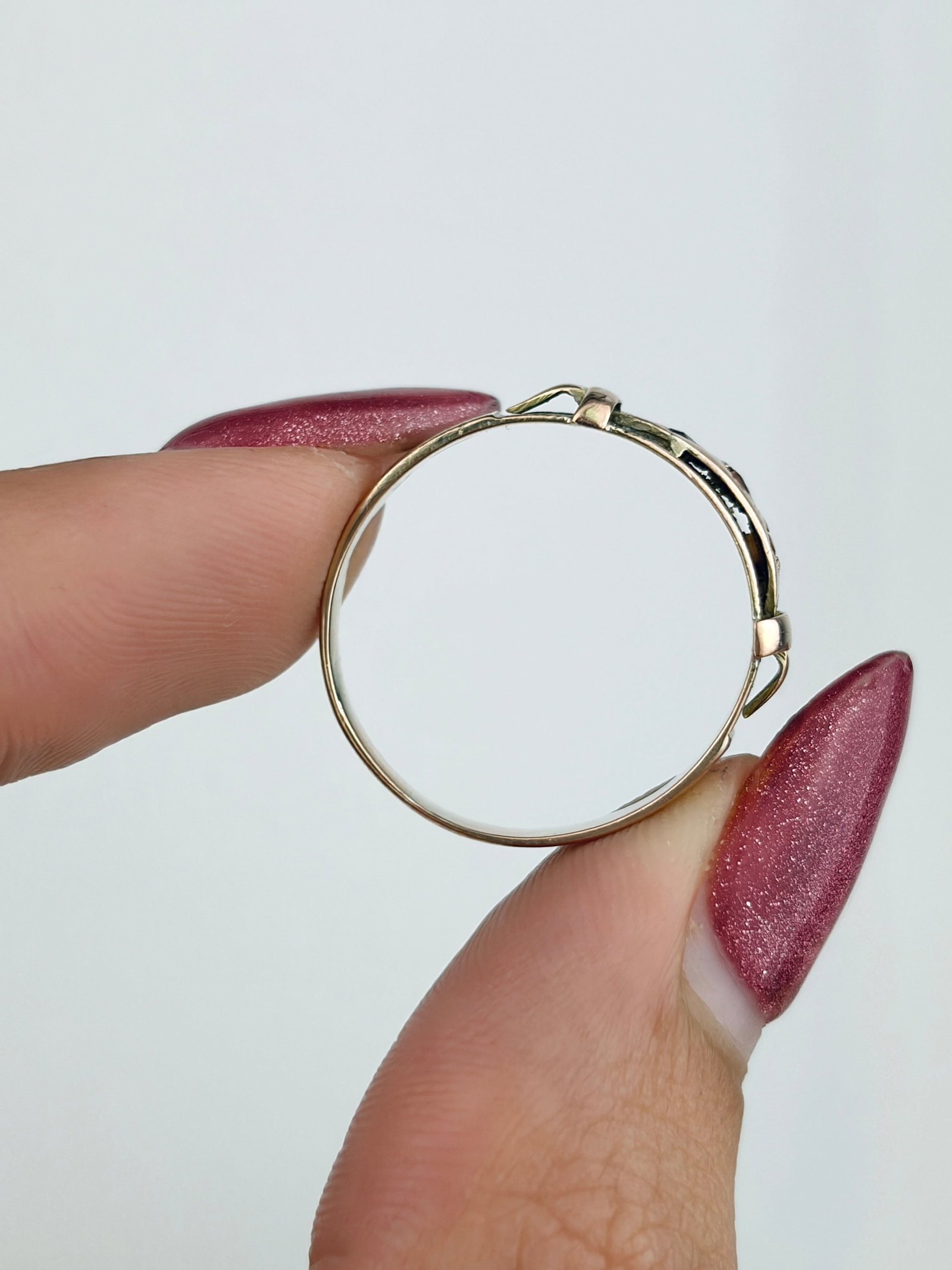 Antique 9ct Gold Garnet 3 Stone Buckle Detail Ring - 6