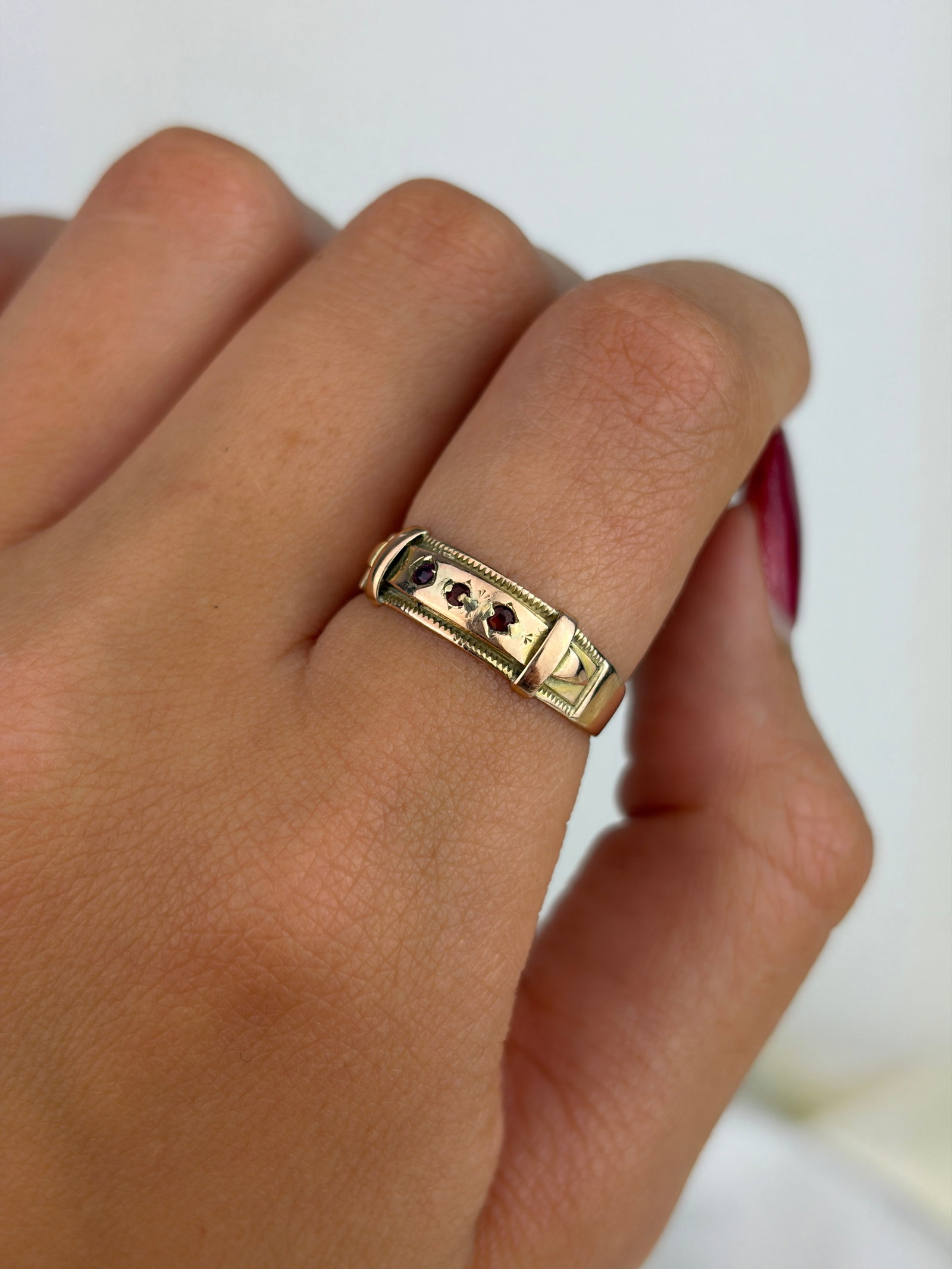 Antique 9ct Gold Garnet 3 Stone Buckle Detail Ring - 8